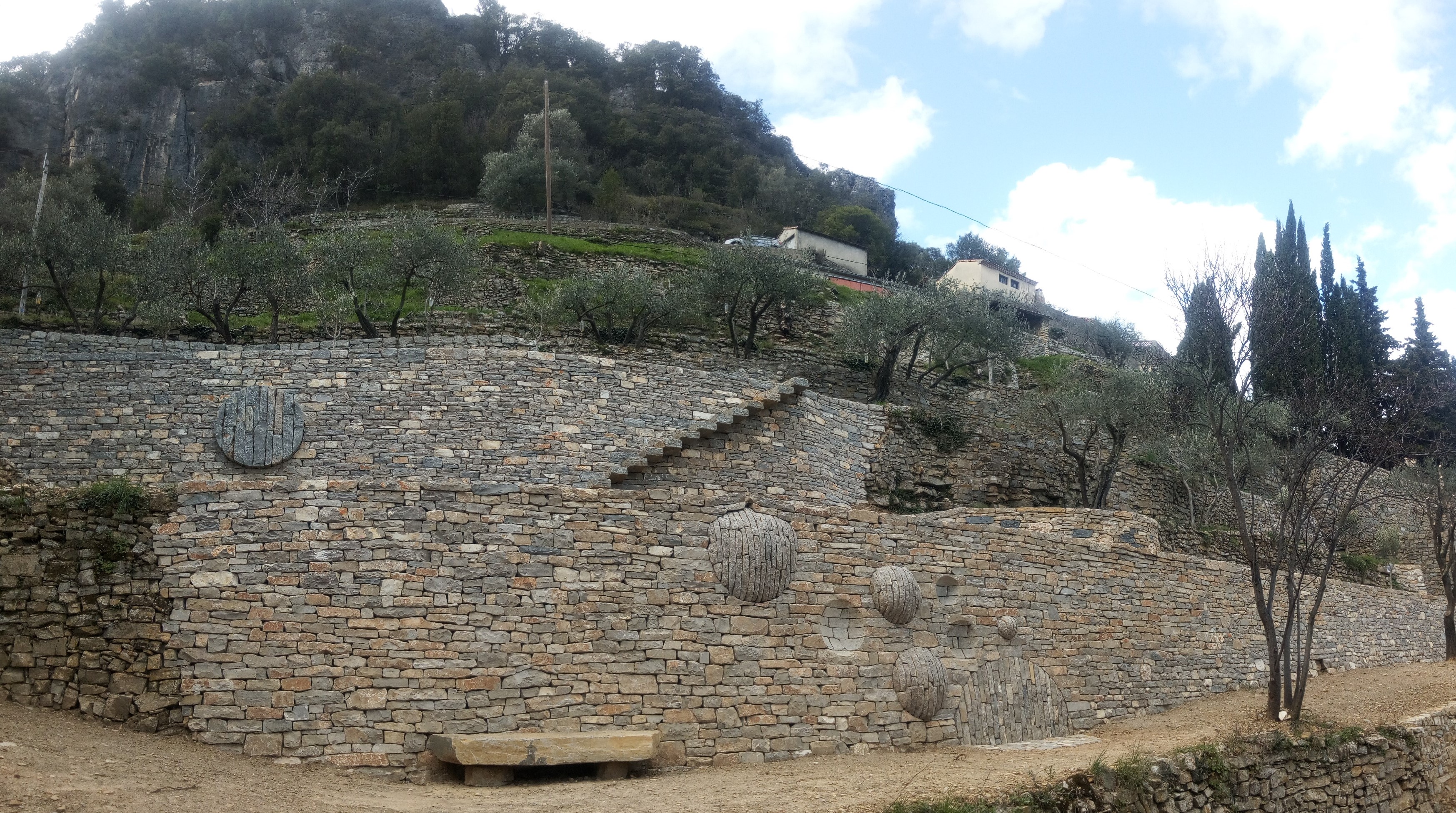terrasses restaurées en pierre sèche