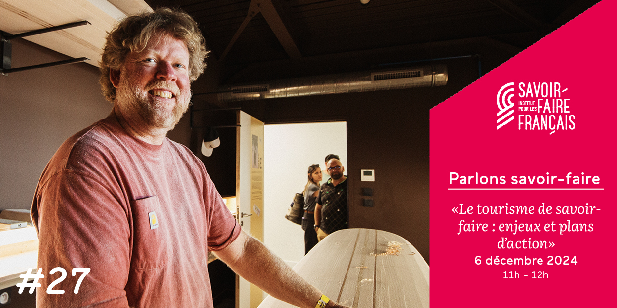 Carton du webinaire n°25 avec un fabricant de planche de surf souriant ouvrant la porte de son atelier au public