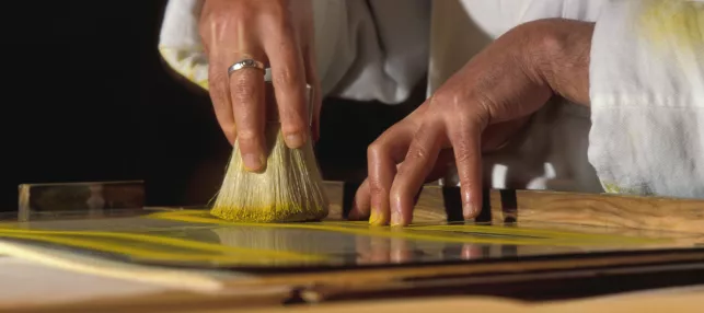 https://www.institut-metiersdart.org/sites/default/files/domaine_activite/mise_en_couleur_a_la_brosse-pompon.jpg