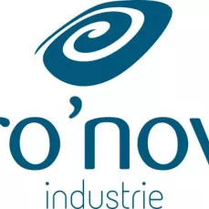 Logo de l'entreprise AGRO'NOVAE INDUSTRIE en teintes de bleu. Le nom 'agro' en minuscules avec l'apostrophe formant une virgule en dessous, suivi de 'NOVAE' en majuscules avec un graphisme évoquant un tourbillon ou une spirale au-dessus, représentant probablement l'innovation et le dynamisme. Le mot 'industrie' en plus petits caractères est situé en dessous de 'NOVAE'."