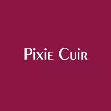 Pixie Cuir écrit en blanc sur un fond couleur framboise 