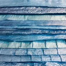 épinastie, 2019 - Indigo en cuve aux cocagnes de pastel du teinturier sur soie sculptée par plis, apprêt naturel