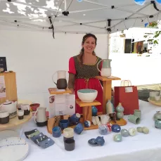 La céramiste Terre d'Aur lors d'un marché en Gironde présente dela vaisselle et de la décoration fait main