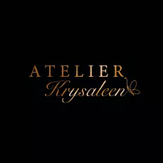 L'Atelier Krysaleen travaille différentes techniques de restauration et peinture sur mobiliers et objets permettant de transformer et sublimer les projets confiés en s’adaptant à tous les styles et en travaillant sur tous supports (bois, métal, marbre, verre…) avec des effets variés ; de la patine et ses nuances, à la réalisation de décors classiques au plus contemporains, à l’art du faux. 