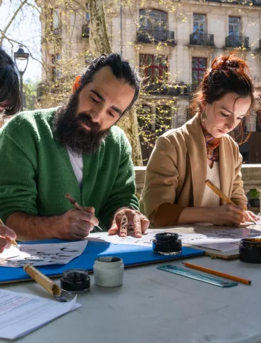 Atelier de calligraphie à Besançon lors des JEMA 2026.