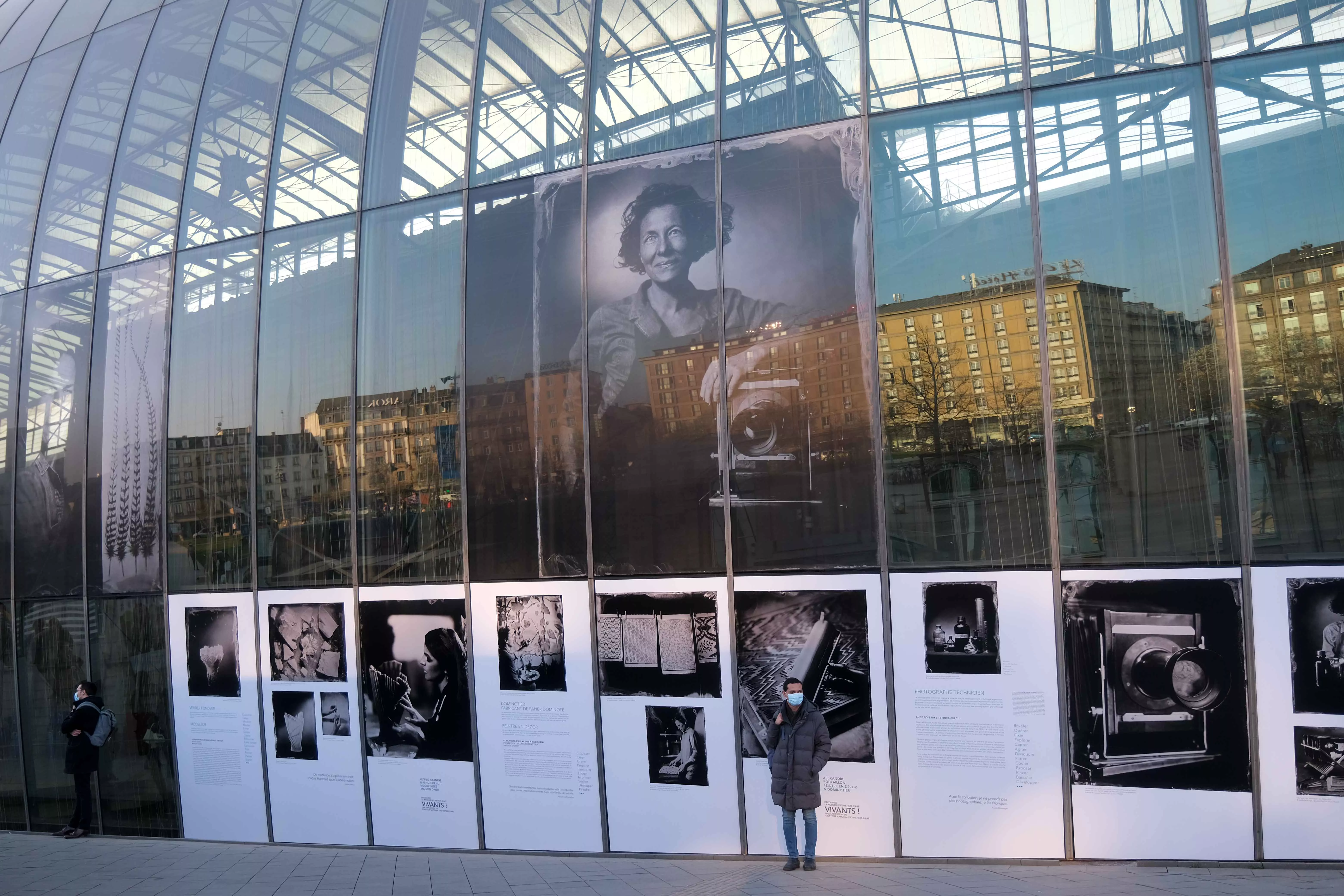 Exposition Vivants ! sur les parois de la gare de Strasbourg