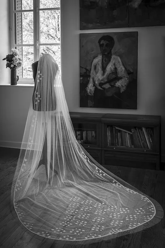 Voile de mariée cathédrale réalisée à la main par l'atelier Dentelle métier d'art.