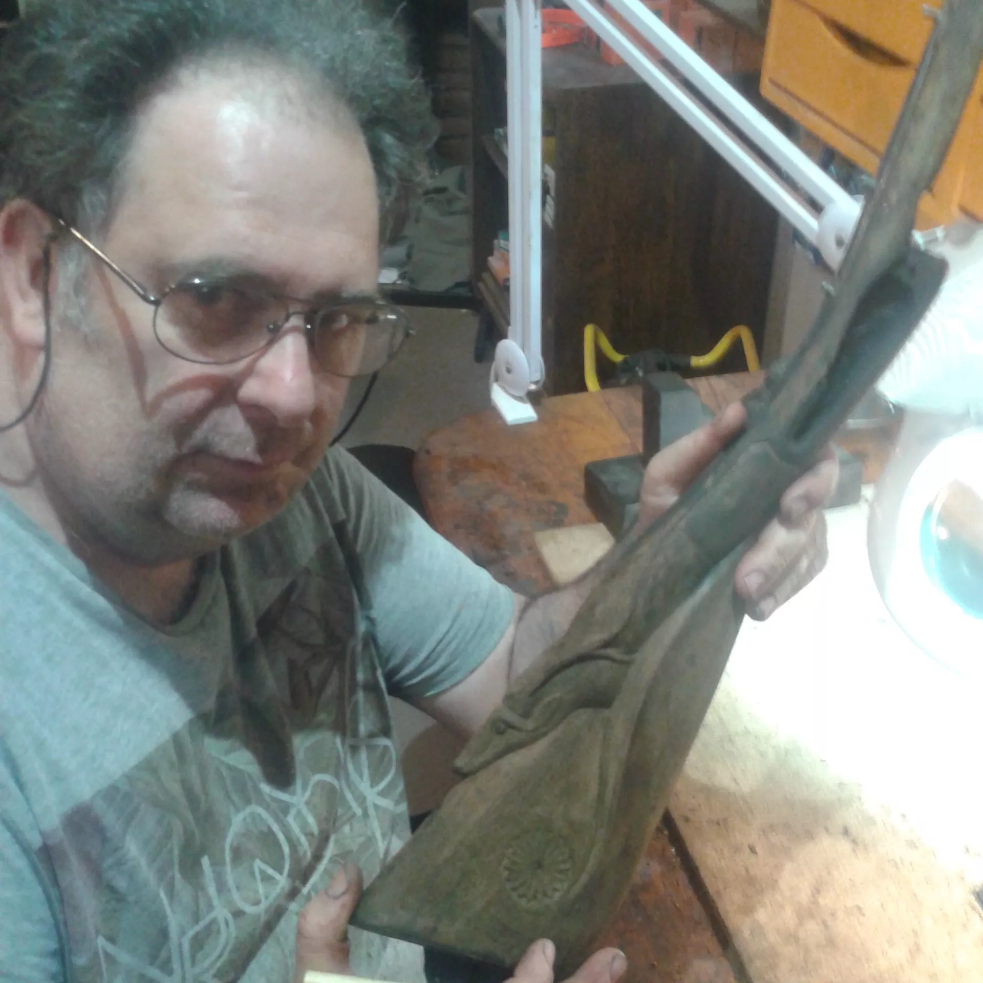 Restauration sculpture sur une crosse brulée sur fusil historique