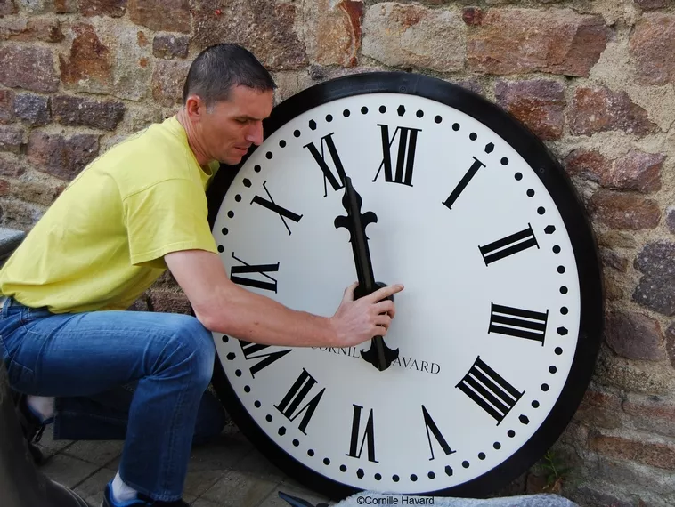 Réglage d'une horloge par un campaniste