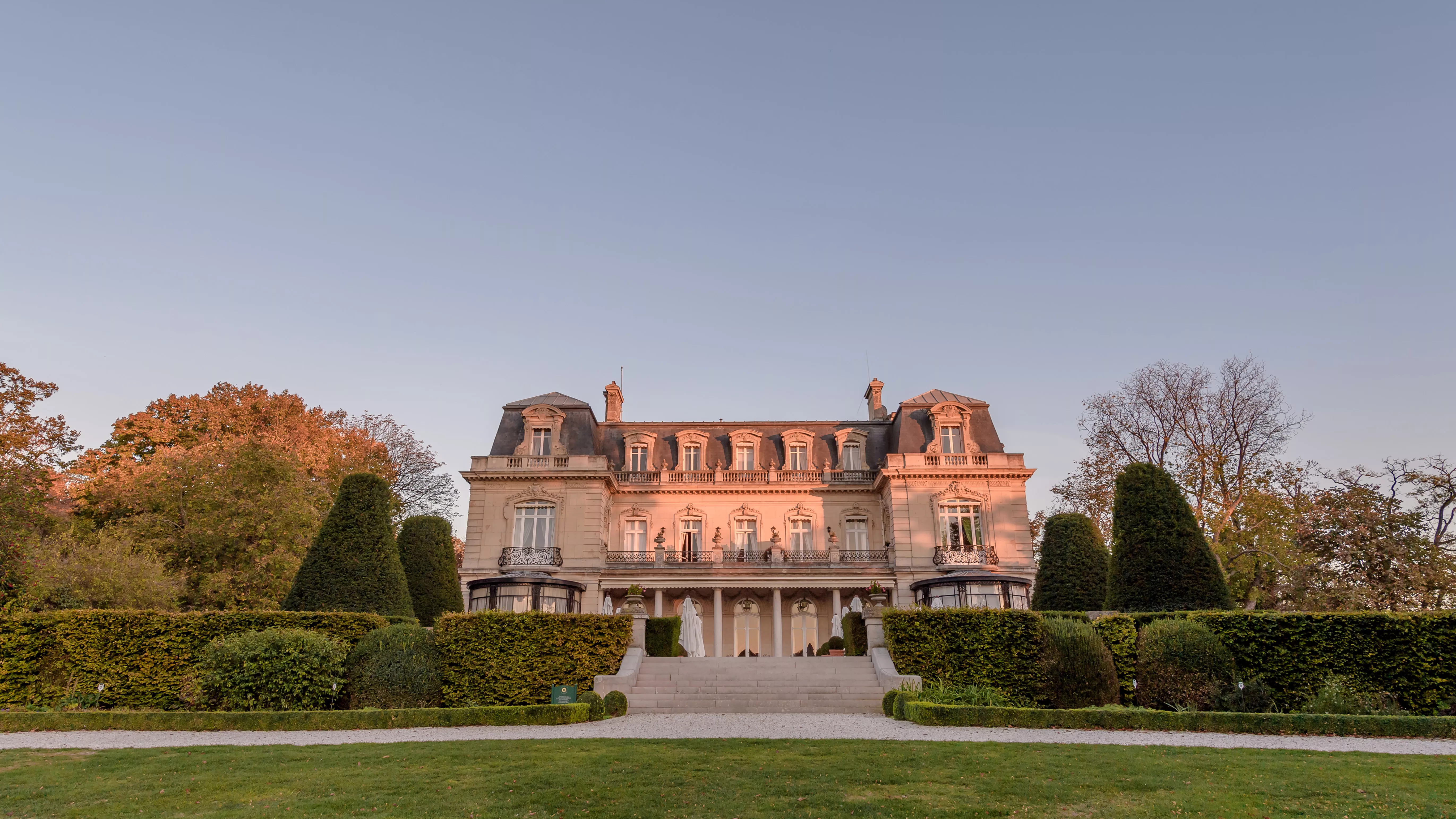 Le Château du Domaine Les Crayères vu depuis le parc au coucher de soleil