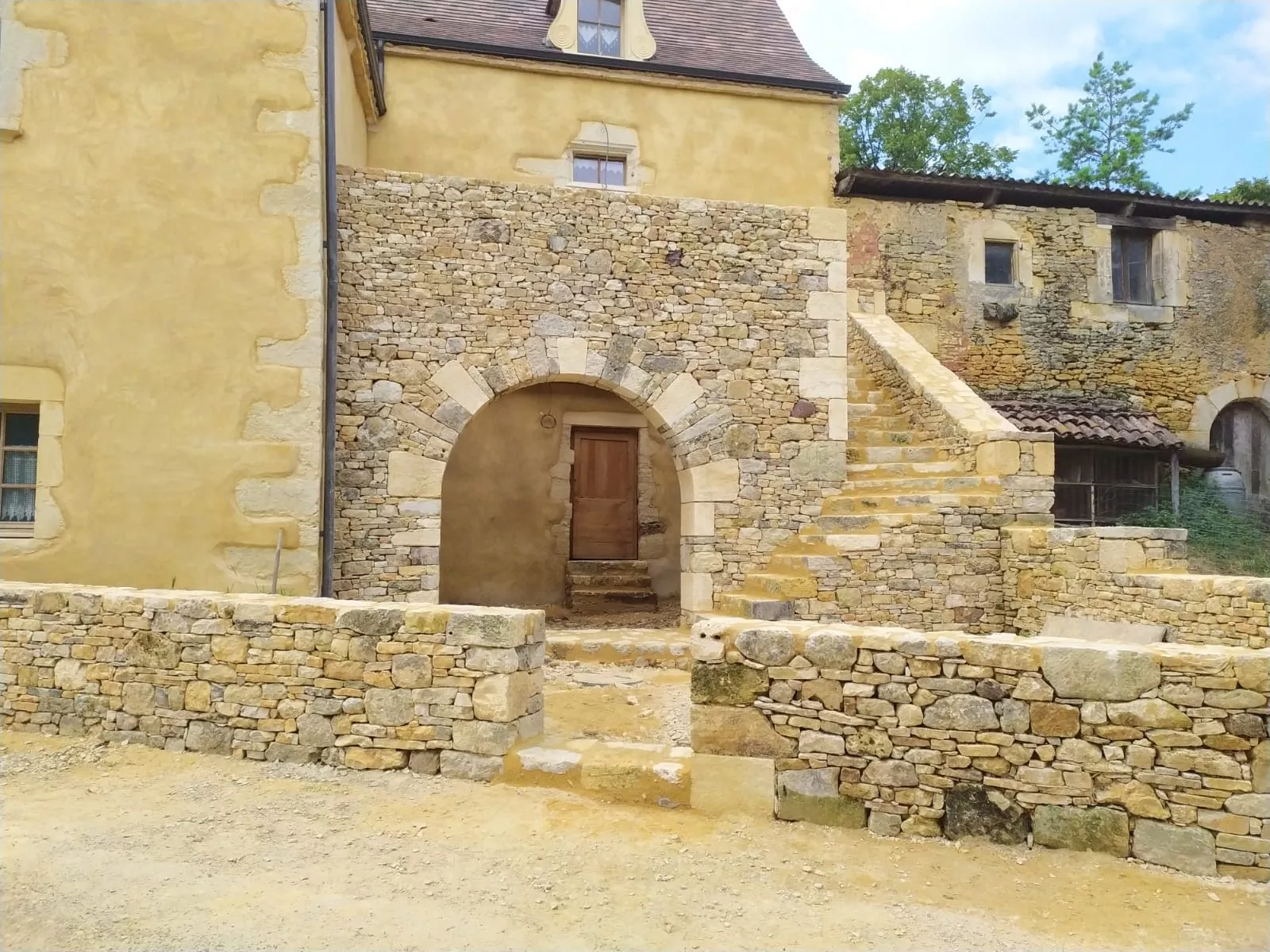 Redéfinition de l'entrée coté jardin d'une maison, muret, portillon, arche d'entrée, escalier balancé et muret/parapet. Ouvrage unique