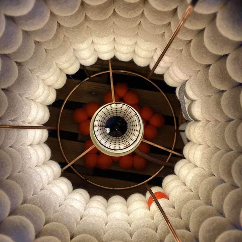 Intérieur d'une lampe en boules de laine feutrée du Népal