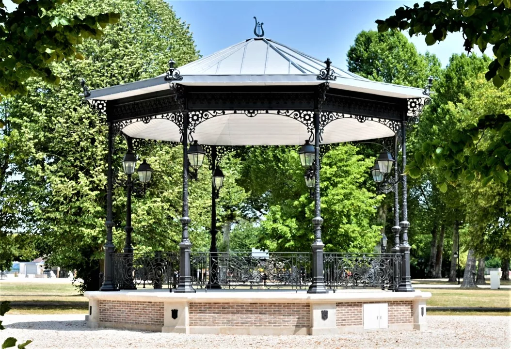 Kiosque à musique en fonte de Montereau Fault Yonne