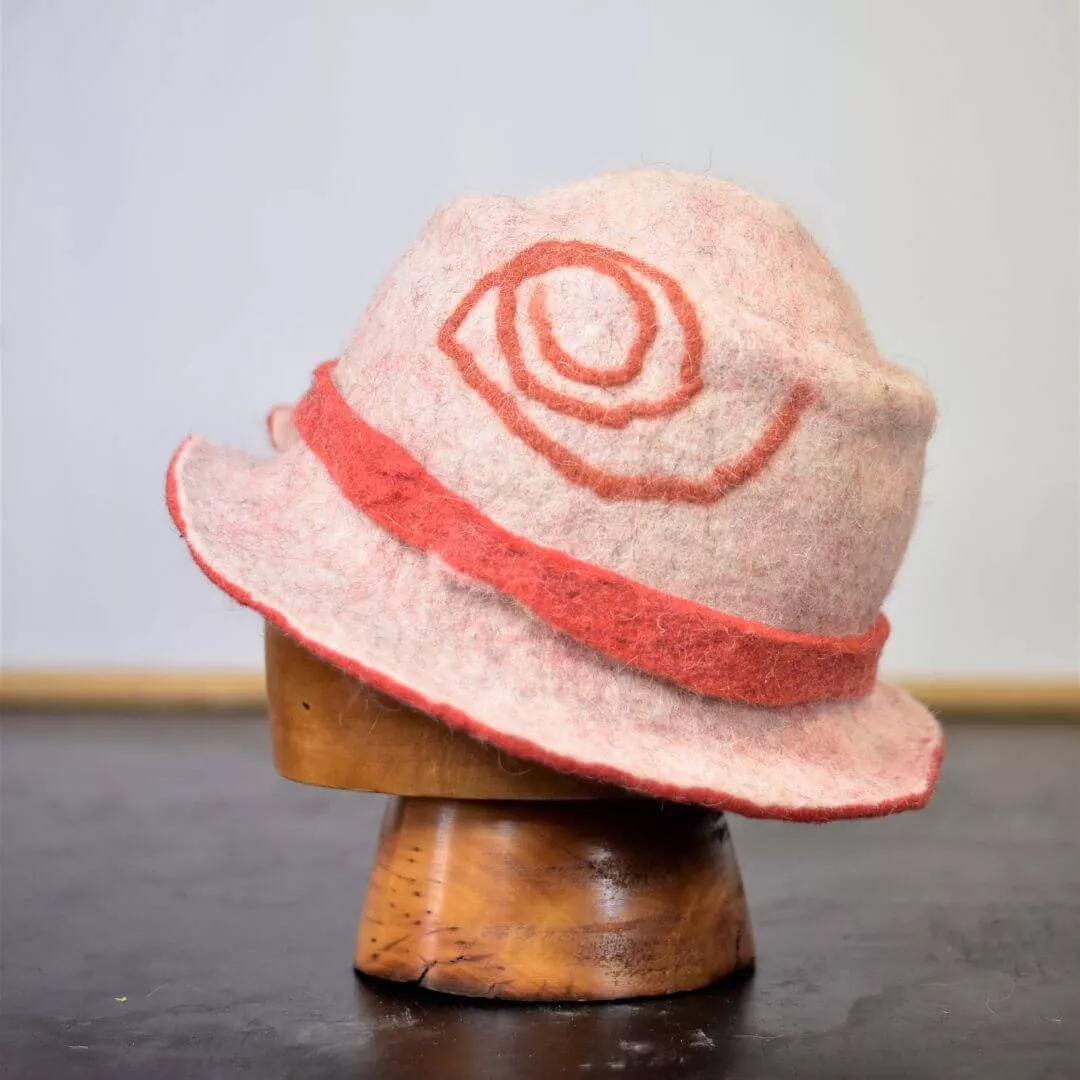 chapeau orange avec spirale