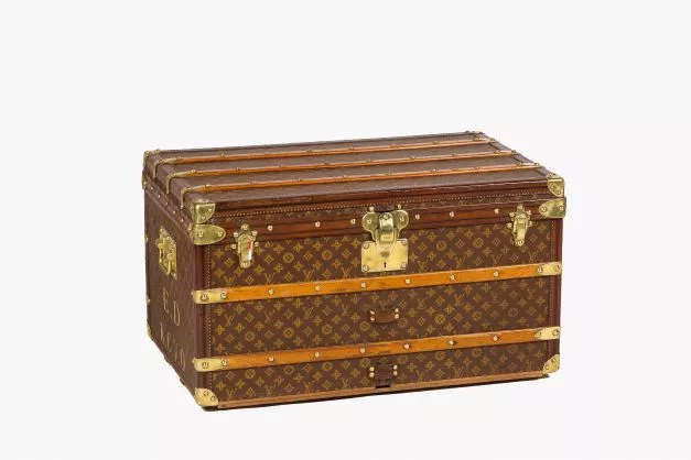 Restauration d'une malle Louis Vuitton monogrammée courrier - laiton et cuir