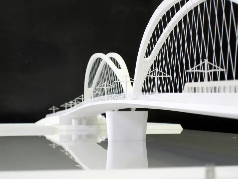 maquette de concours en blanche. un pont traversant le rhin représenté par un miroir avec deux arche et des tirants