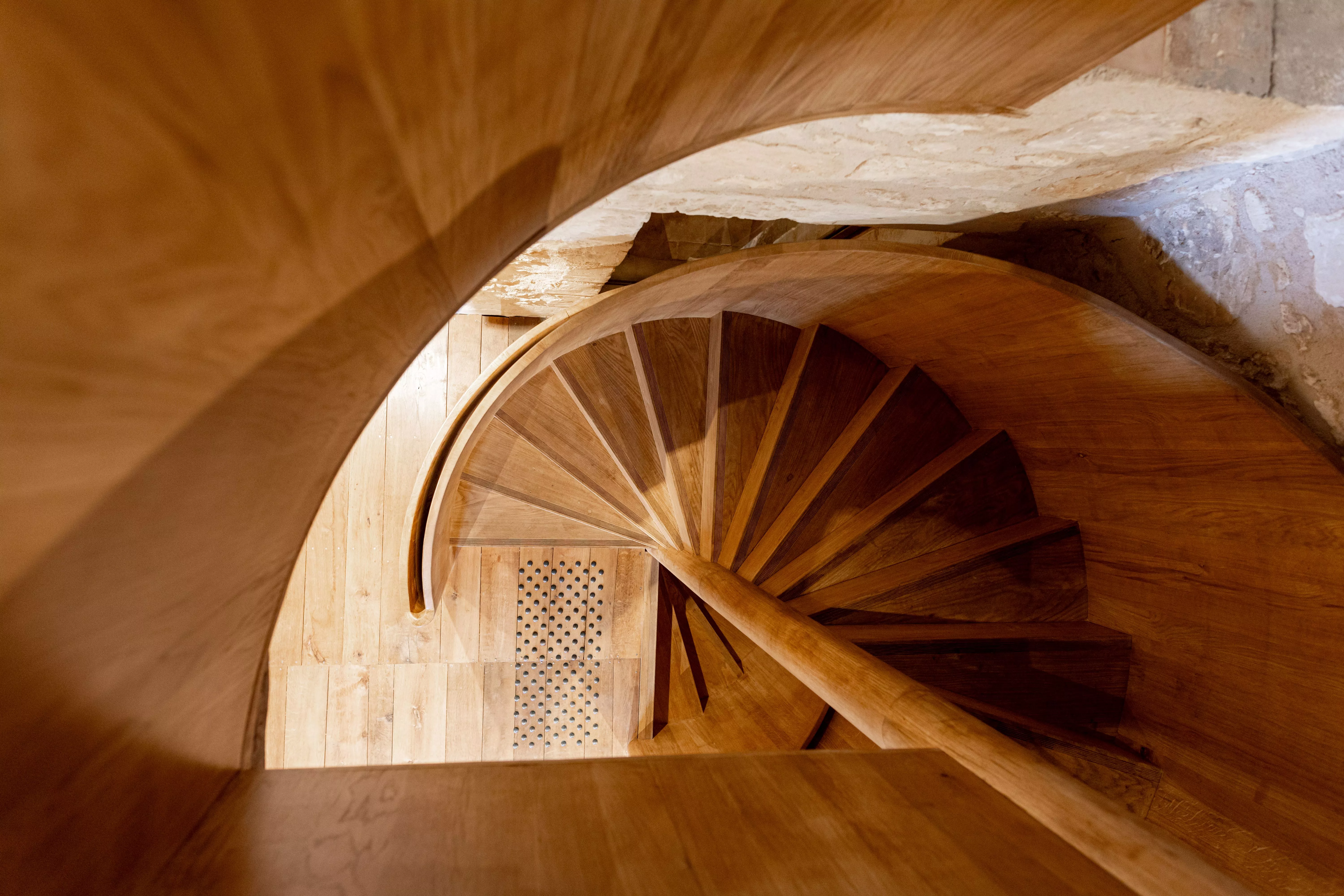 Aménagement intérieur de l'ensemble de châtelet : parquet - portes intérieures - planchers - escaliers - Essence : Chêne - Châtelet de Jonzac (17)