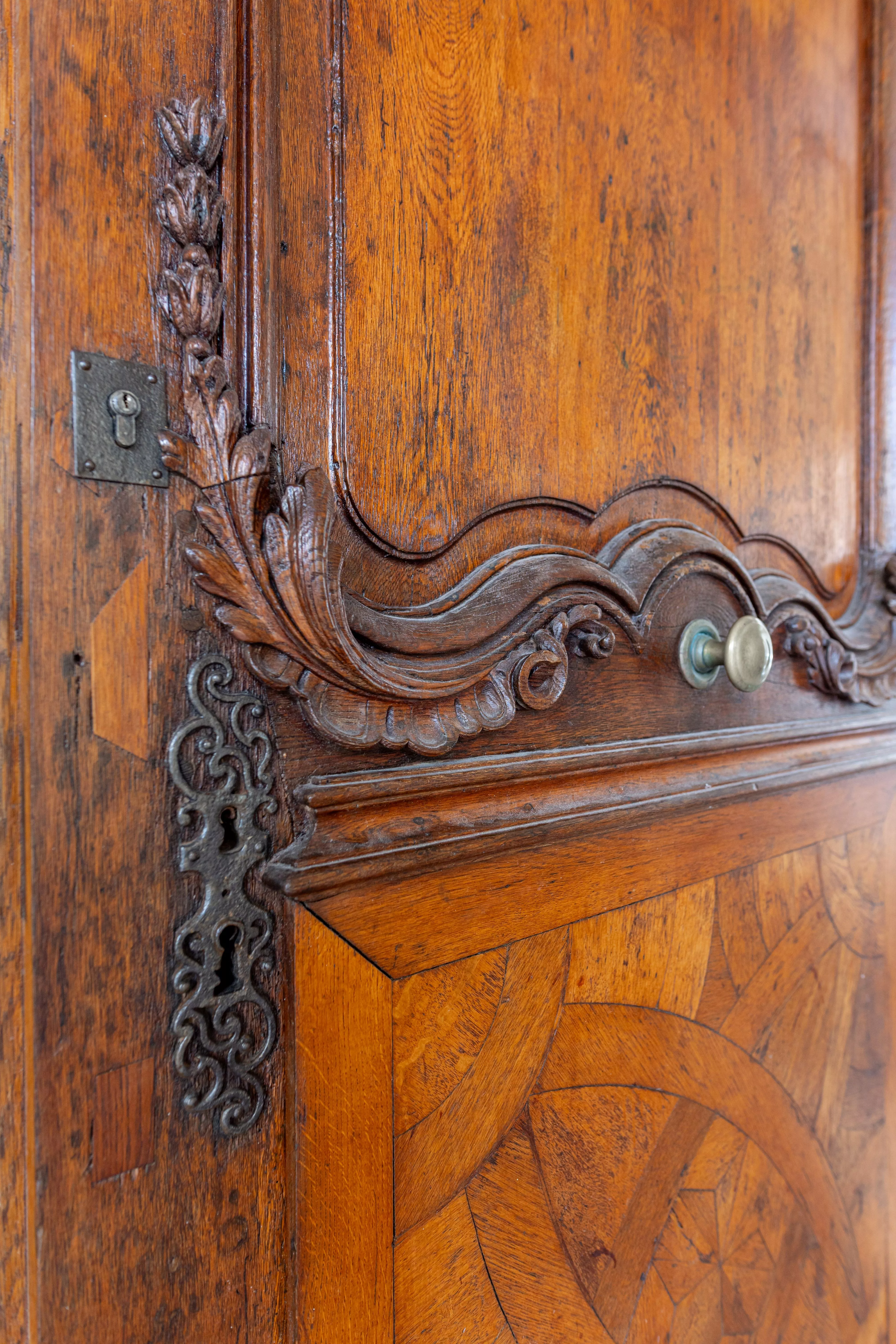 Restauration de la porte cochère : greffe suivant état sanitaire - mise en teinte pour harmonisation - patine de finition - mise en jeu - restauration de la quincaillerie  - Essence : Chêne - Palais de Justice de La Rochelle (17)