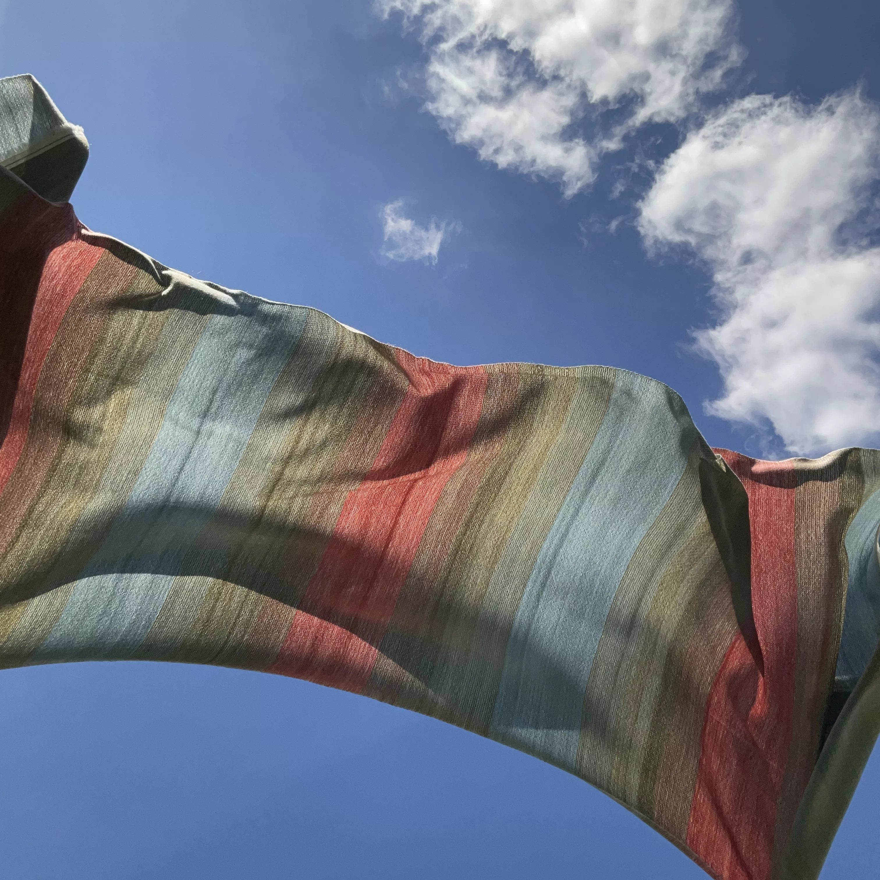 « De la couleur dans l’air » . Étole en cachemire et soie tissée main avec des fils teints aux colorants végétaux 