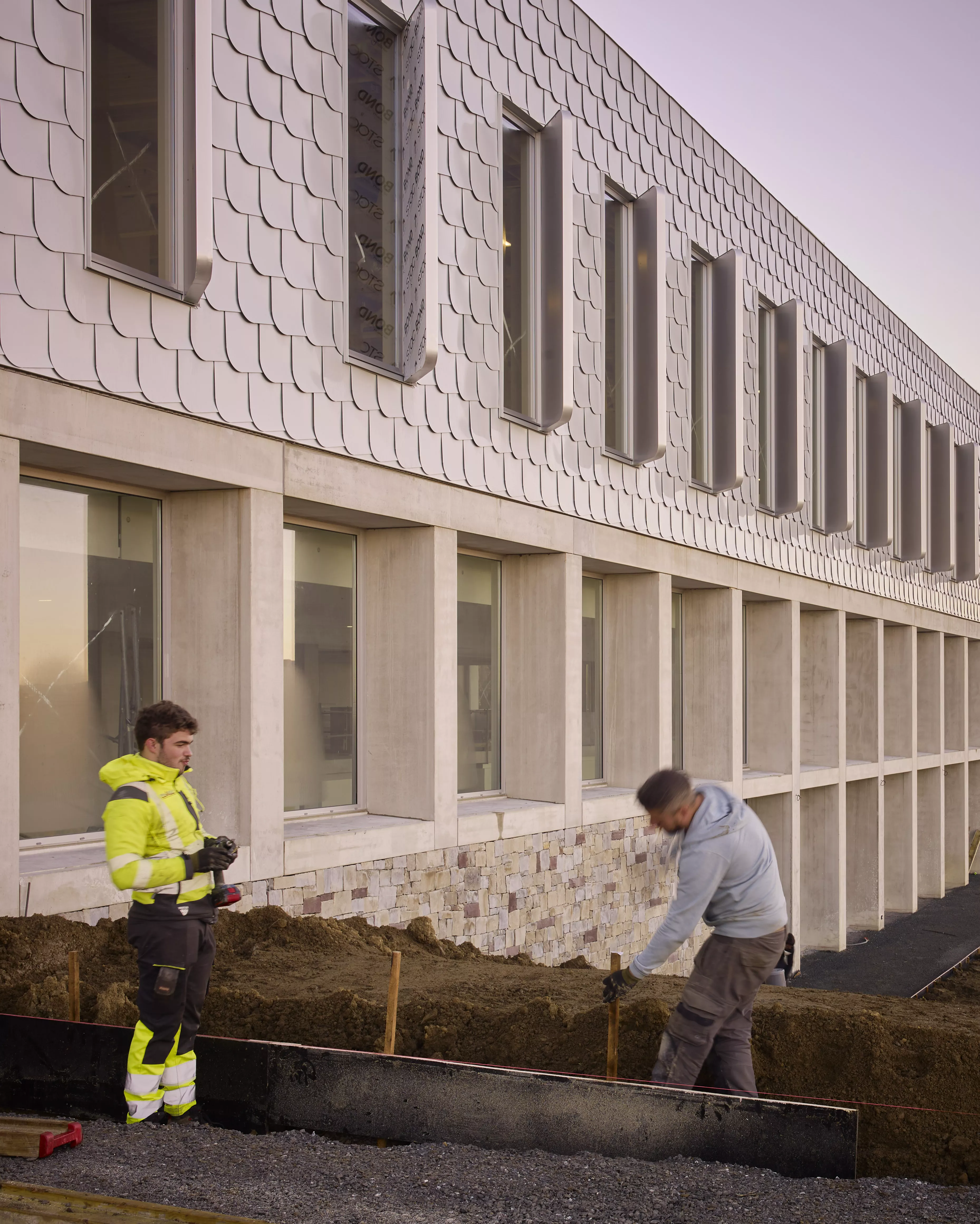 Alki est un acteur engagé dans le développement économique et culturel du Pays Basque, notamment à travers la création d'emplois pérennes et de qualité et le respect de notre environnement. La construction de ce nouvel atelier, zéro énergie, est une étape importante pour Alki; elle est le moyen d’accompagner notre croissance, nos clients, et par de là même, de nous projeter vers le futur.