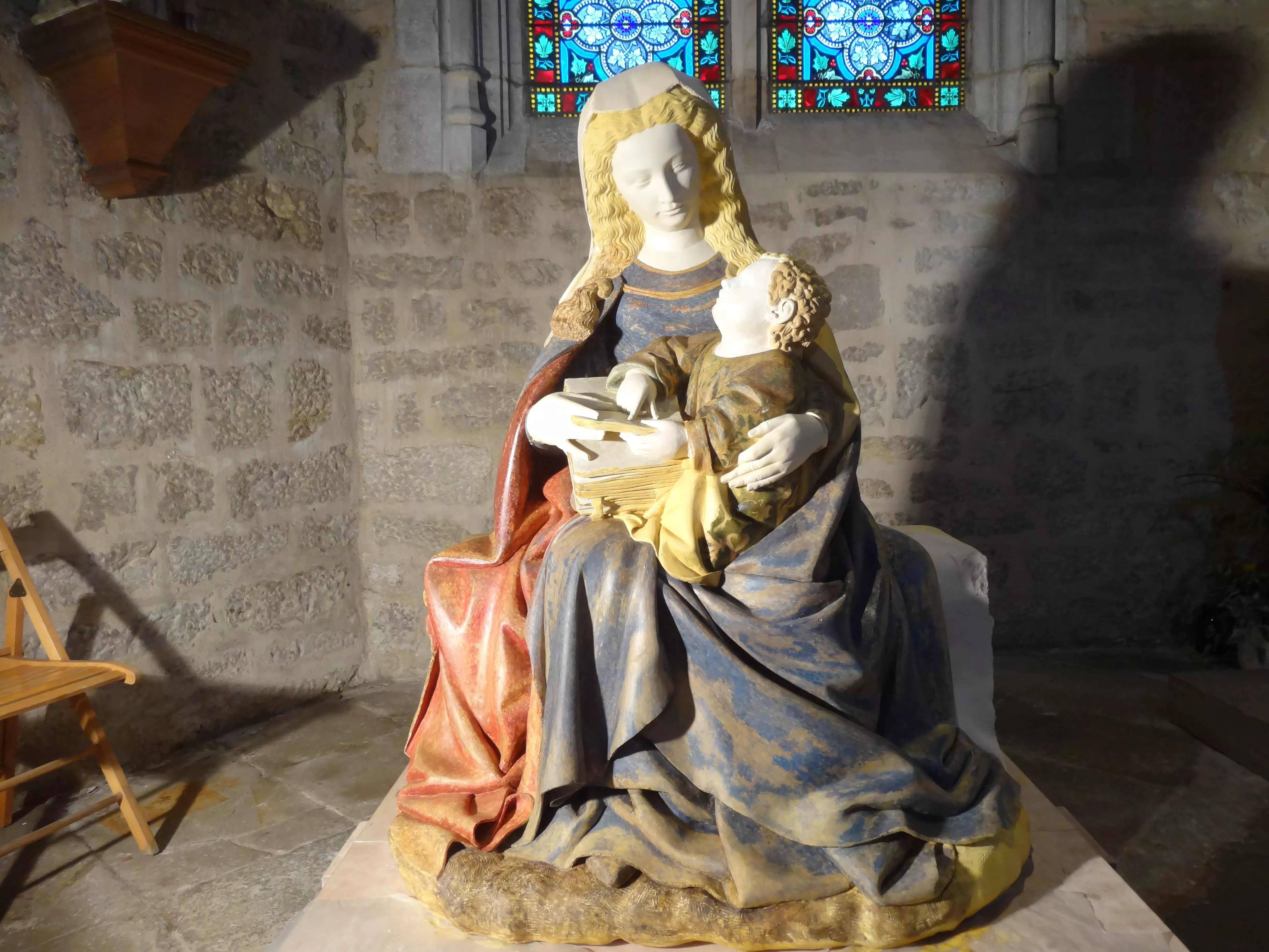 Eglise de Poligny, copie d'une statue de la Vierge à l'enfant de Claus de Werve, polychromie de type médiéval sur statue en pierre (copie 3D laser)