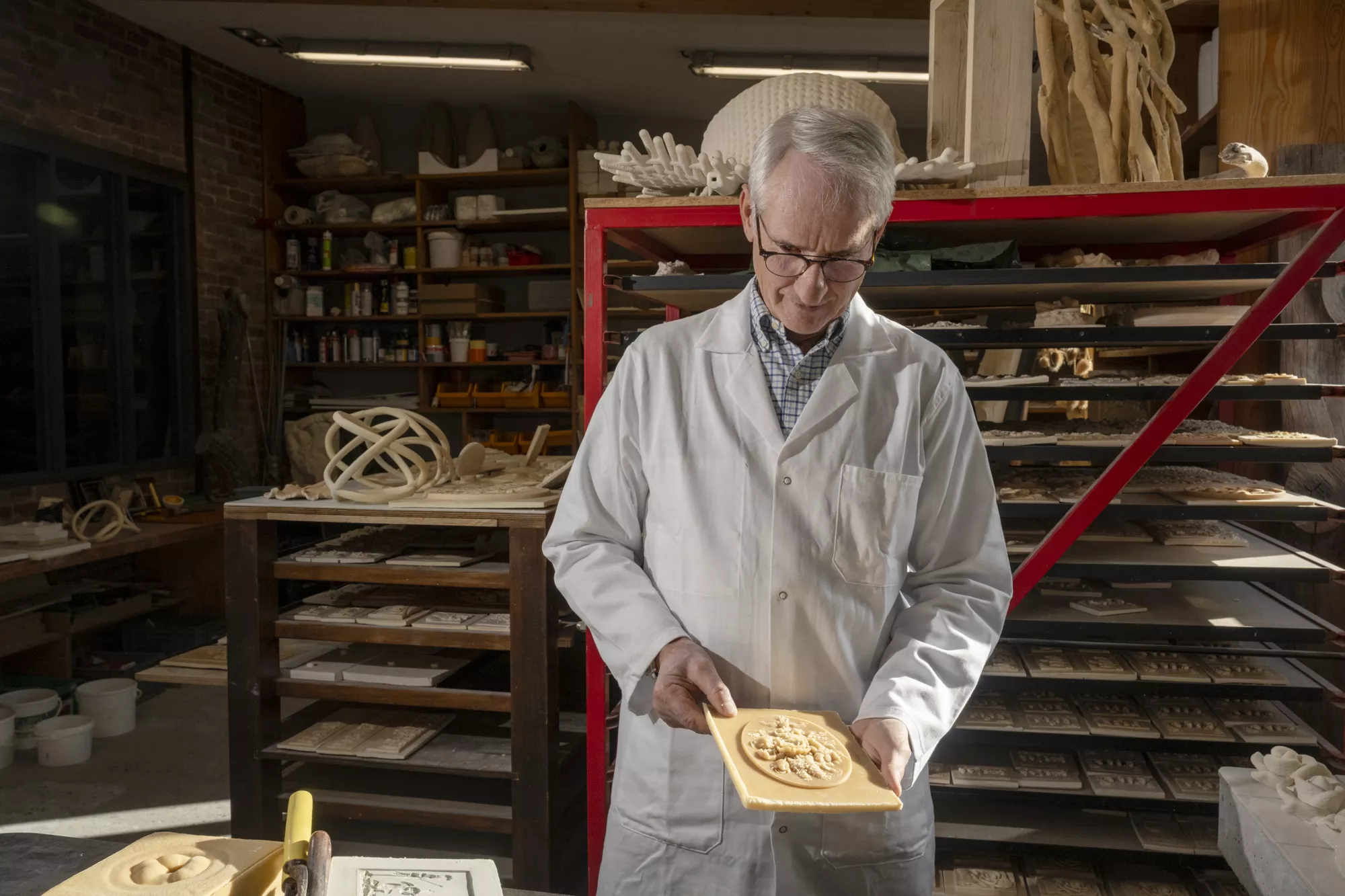 Eric Papon, Maître artisan en pétrification dans les ateliers de fabrication des Fontaines Pétrifiantes de Saint-Nectaire