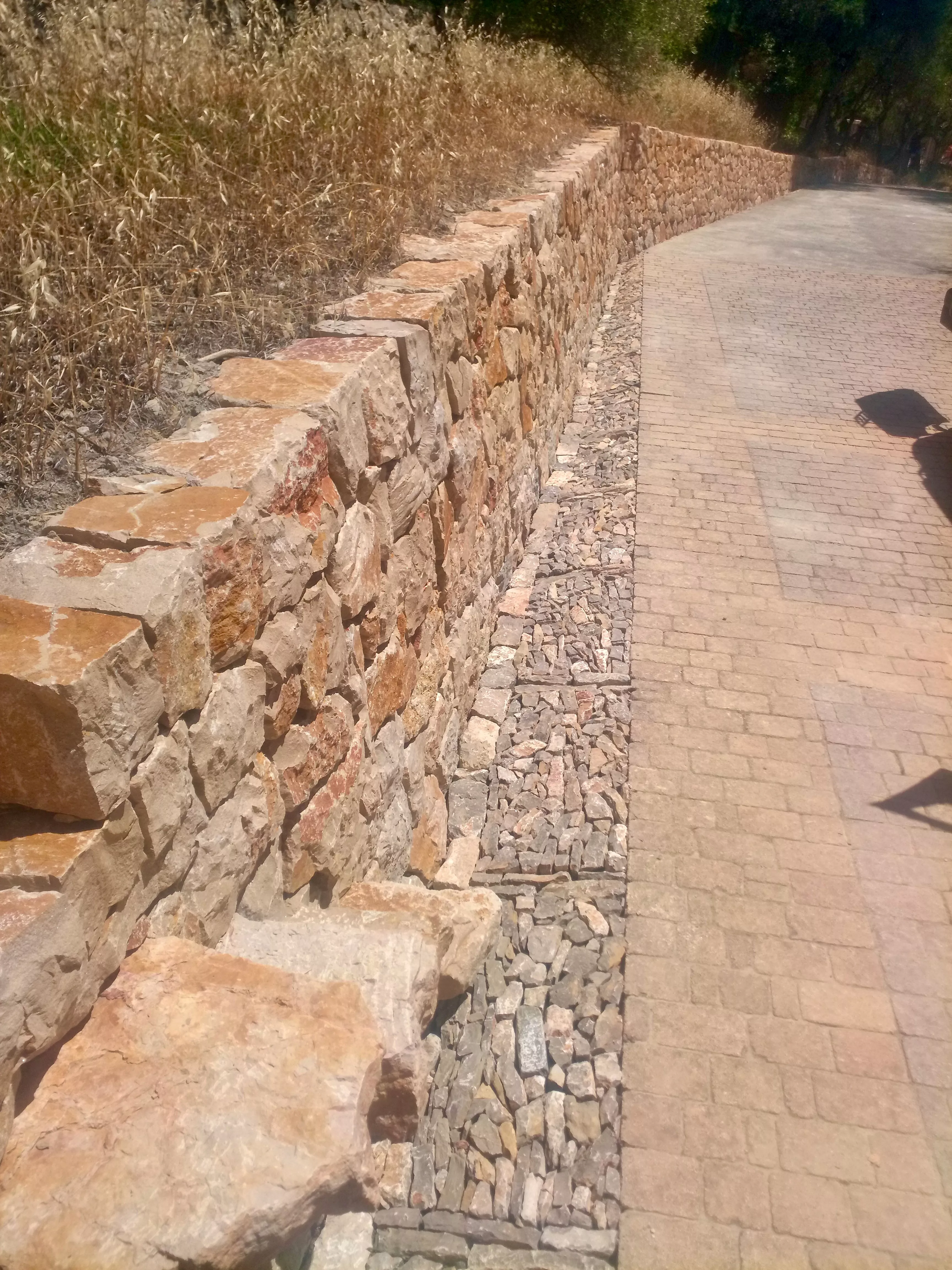 Mur de soutènement avec marches volante et caniveau caladé