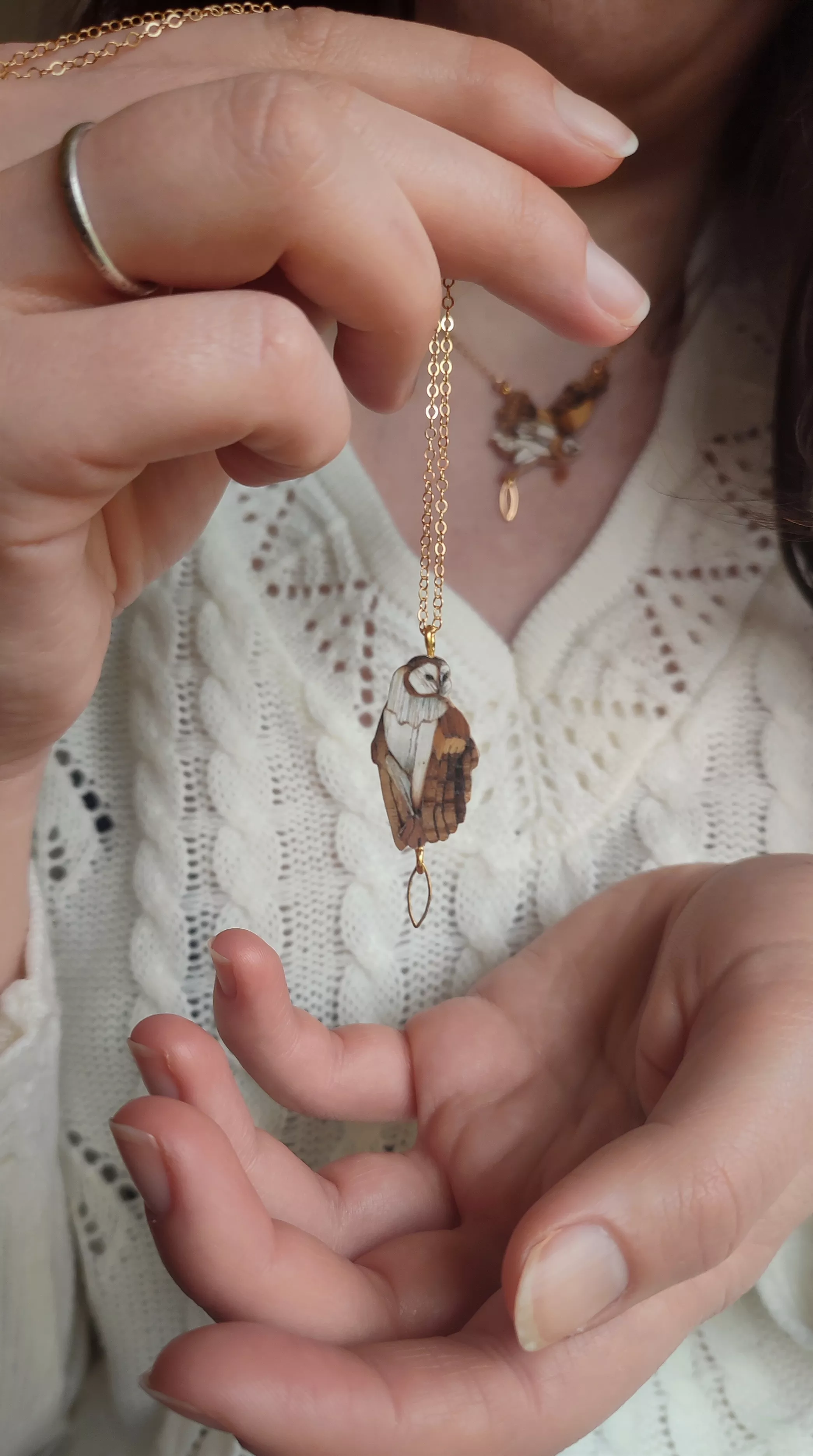 collier chouette effraie en marqueterie de bois