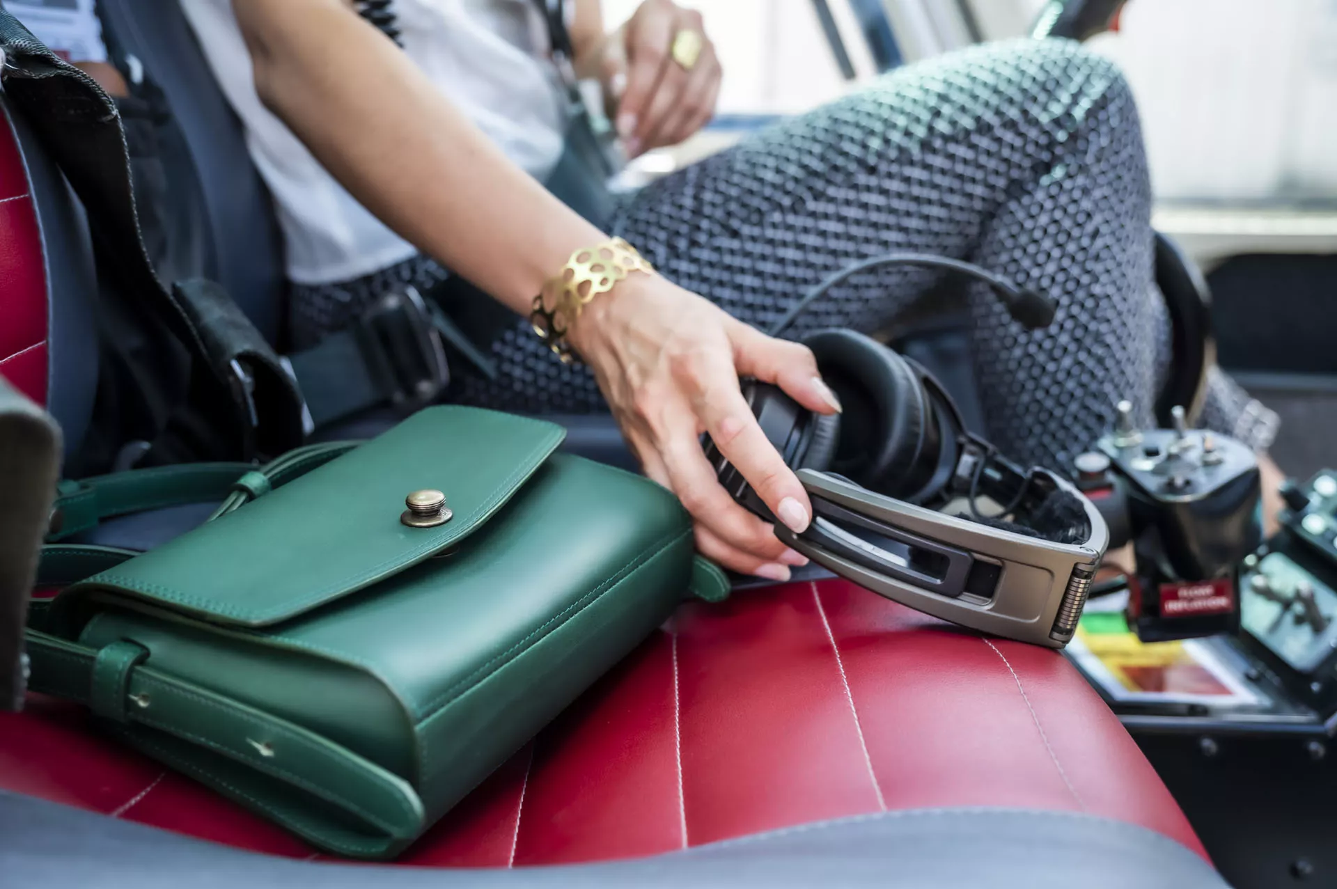 Sac en cuir tannage végétal, vert sapin de la collection ICONIK, présenté dans le cockpit d'un hélicoptère.