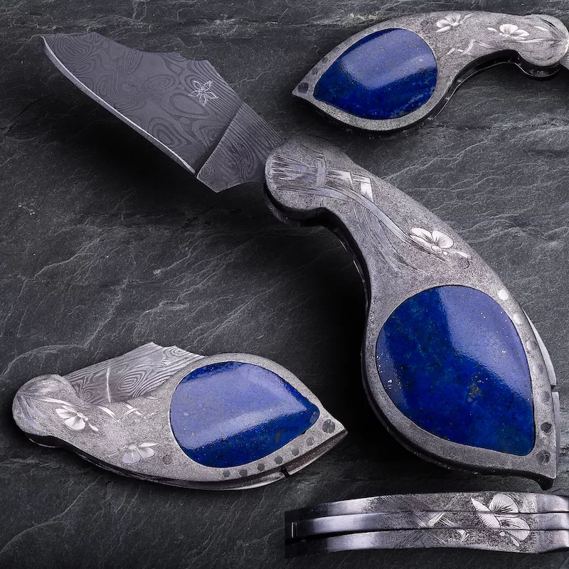 L' Akène, bijou de poche, lame damas inox, pompe arrière, incrusté de véritable lapis lazuli et gravé en taille douce.