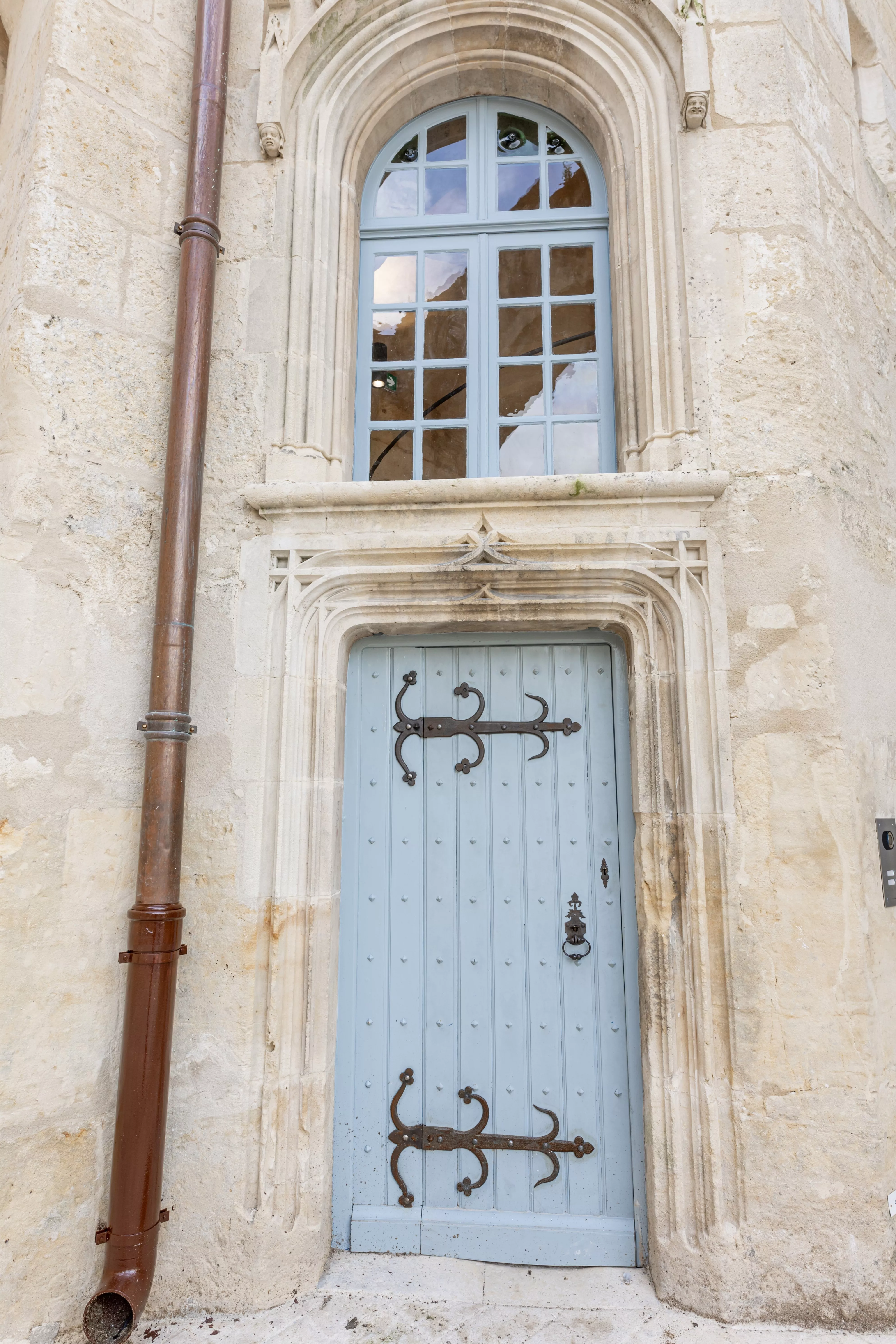 Restitution de l'ensemble des menuiseries extérieures du châtelet - Récupération et restauration des quincailleries d'origine et les vitrages - Pose sur site compris mise en jeu - Essence : Chêne - Châtelet de Jonzac (17)