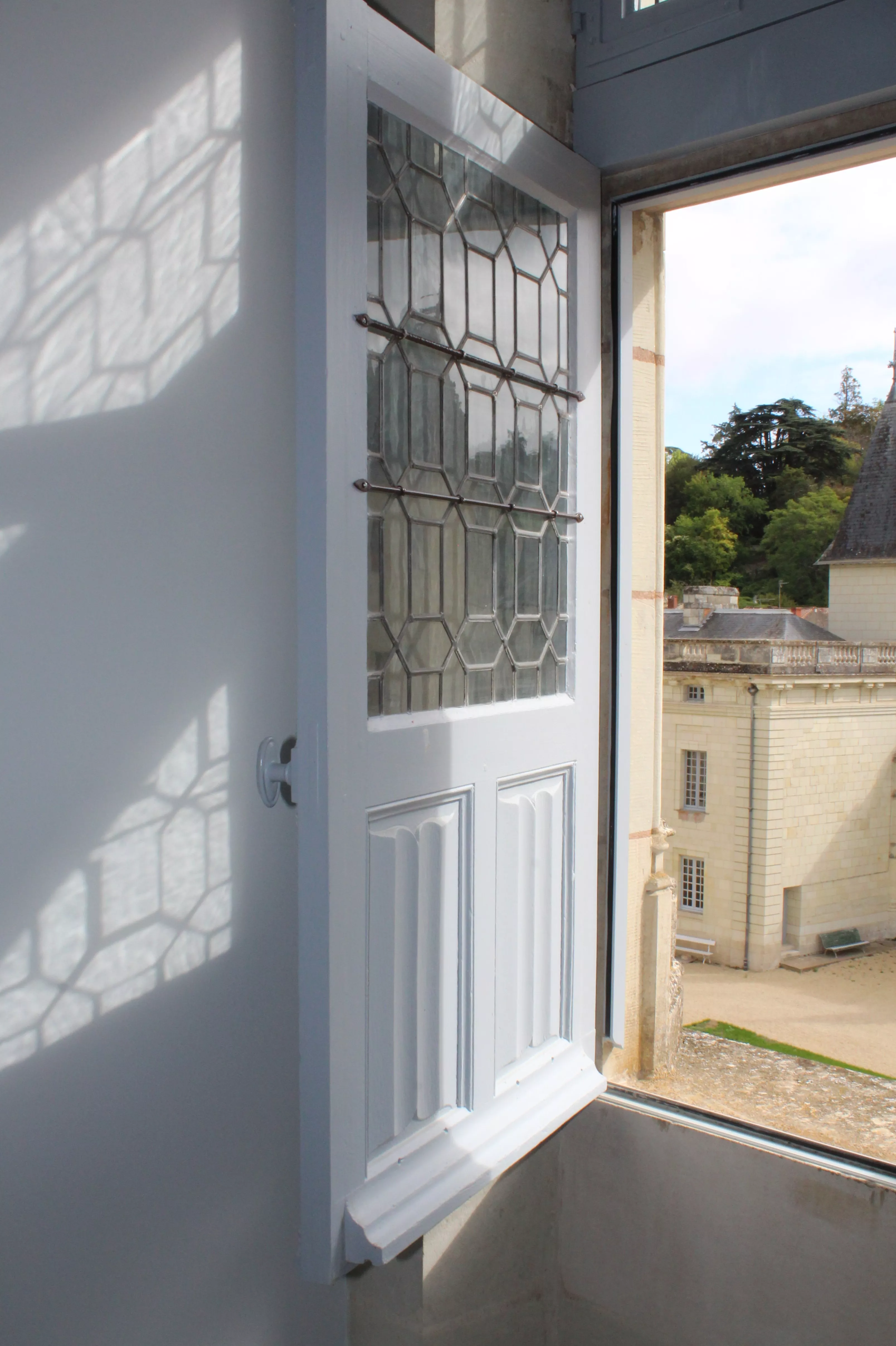 Restitution d'un châssis à vitraux type XVème siècle - Panneaux plis serviettes à l'identique de l'existant - Essence : Chêne - Château de Dissay (86)