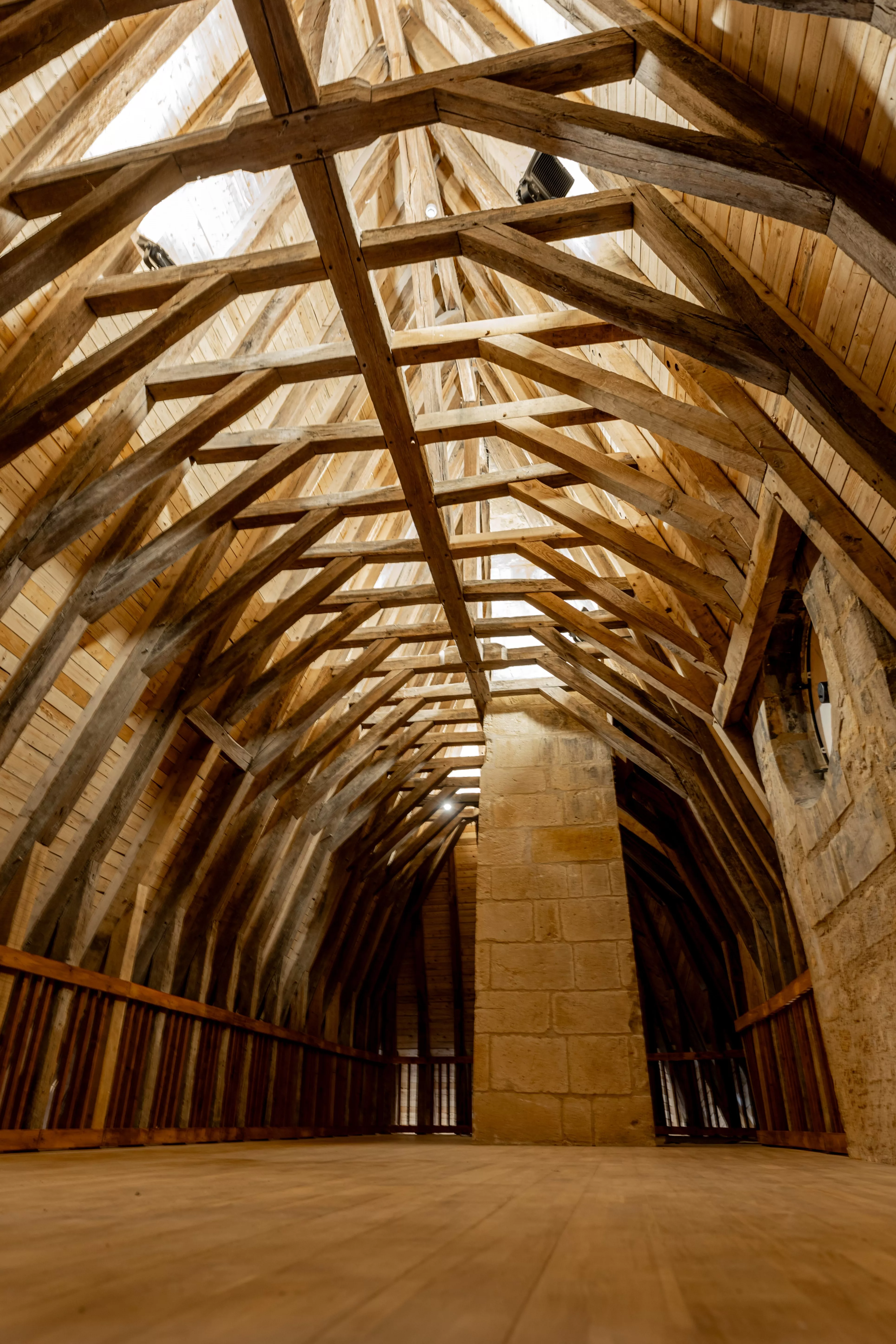 Restauration de l'ensemble des charpentes du châtelet - Démontage, restauration des poinçons, greffes sur arbalétriers et arêtiers - Restauration complète de l'enrayure haute et basse, patine d'harmonisation sur les pièces greffées afin d'obtenir un ensemble homogène - Essence : Chêne - Châtelet de Jonzac (17)