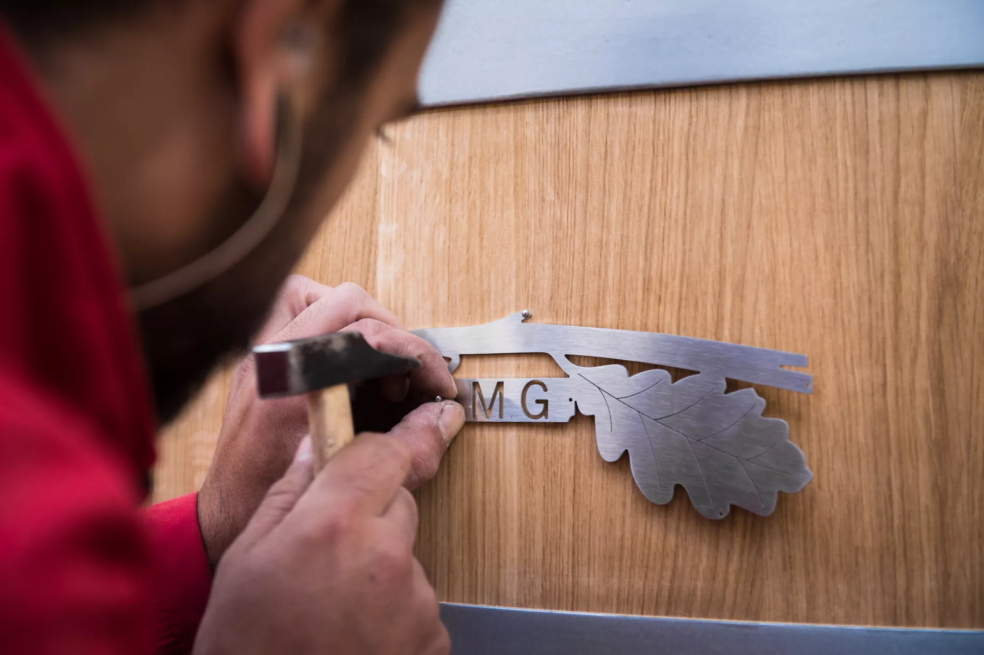 Pose du logo Marc Grenier sur une cuve en chêne