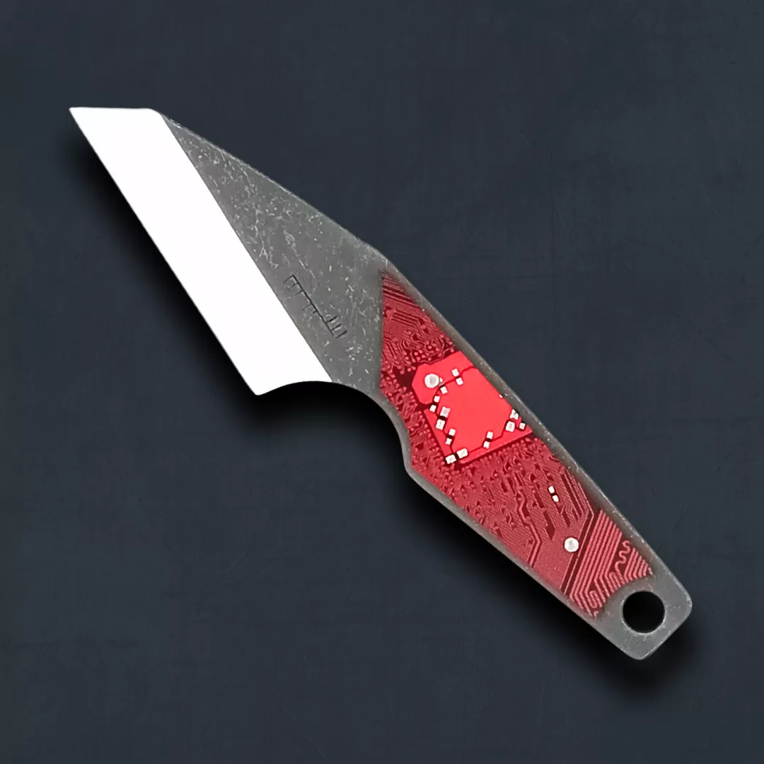 Couteau Kiridashi dans un style anguleux et moderne muni d'un passe lacet, avec une lame en acier patiné et vieilli, un tranchant satiné, et un manche en circuit imprimé de carte mère rouge.