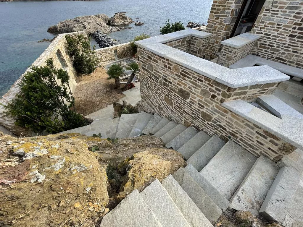 Escalier extérieur en pierre massive