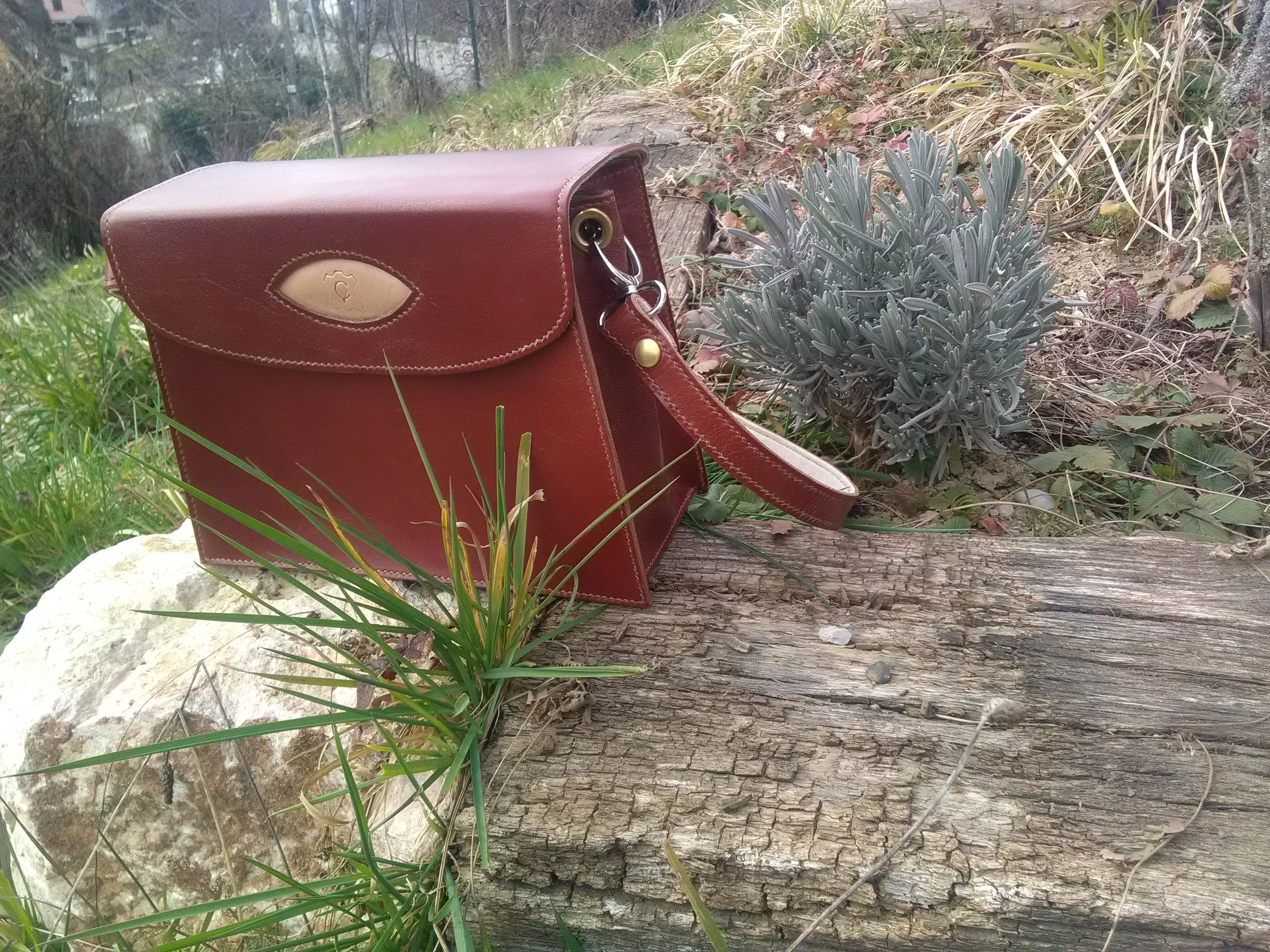 sac à main en cuir tannage végétal a bord franc, couture au point sellier