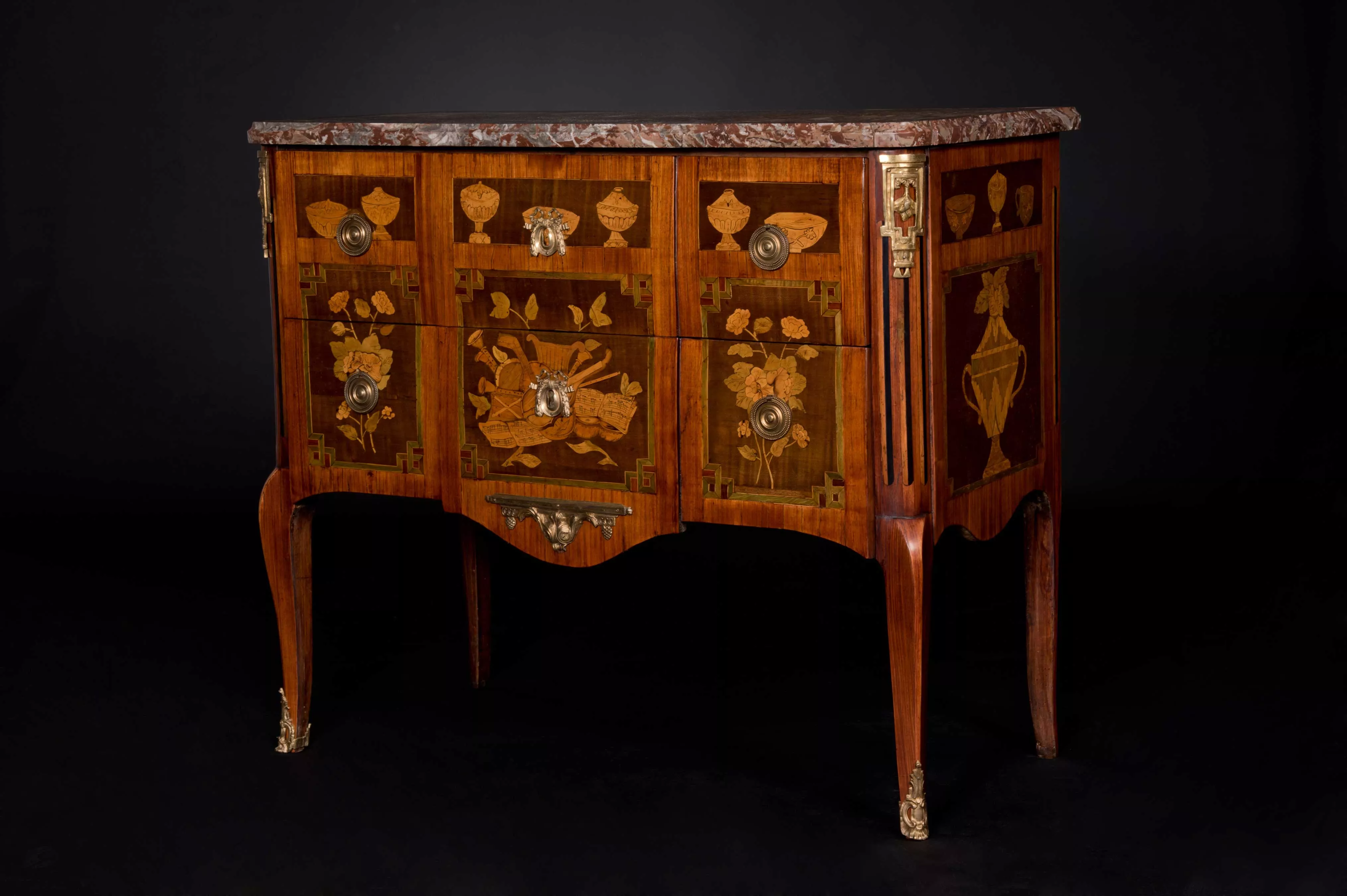  Commode estampillée de Topino.