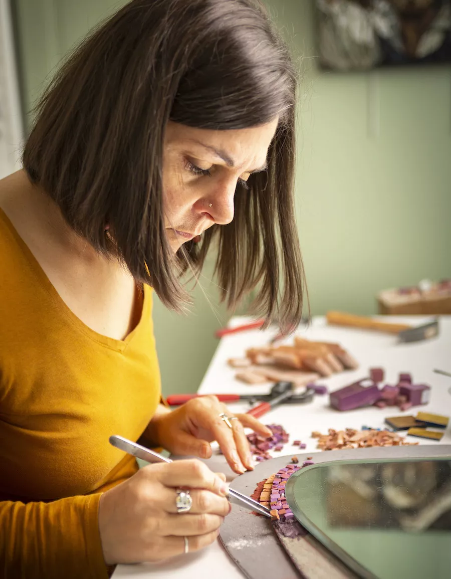 Gestes : Guislaine à l'atelier