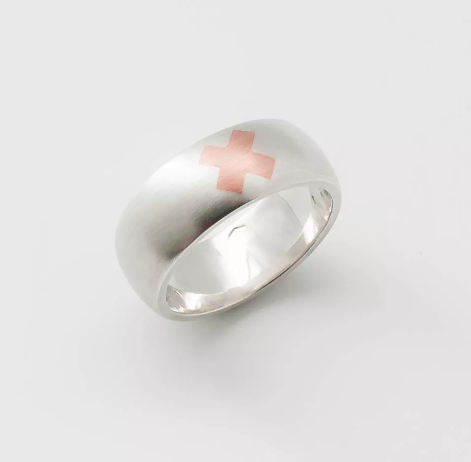 Hashka Fusion. Bague homme-femme en argent avec incrustation d'un motif en cuivre. Finition satinée.