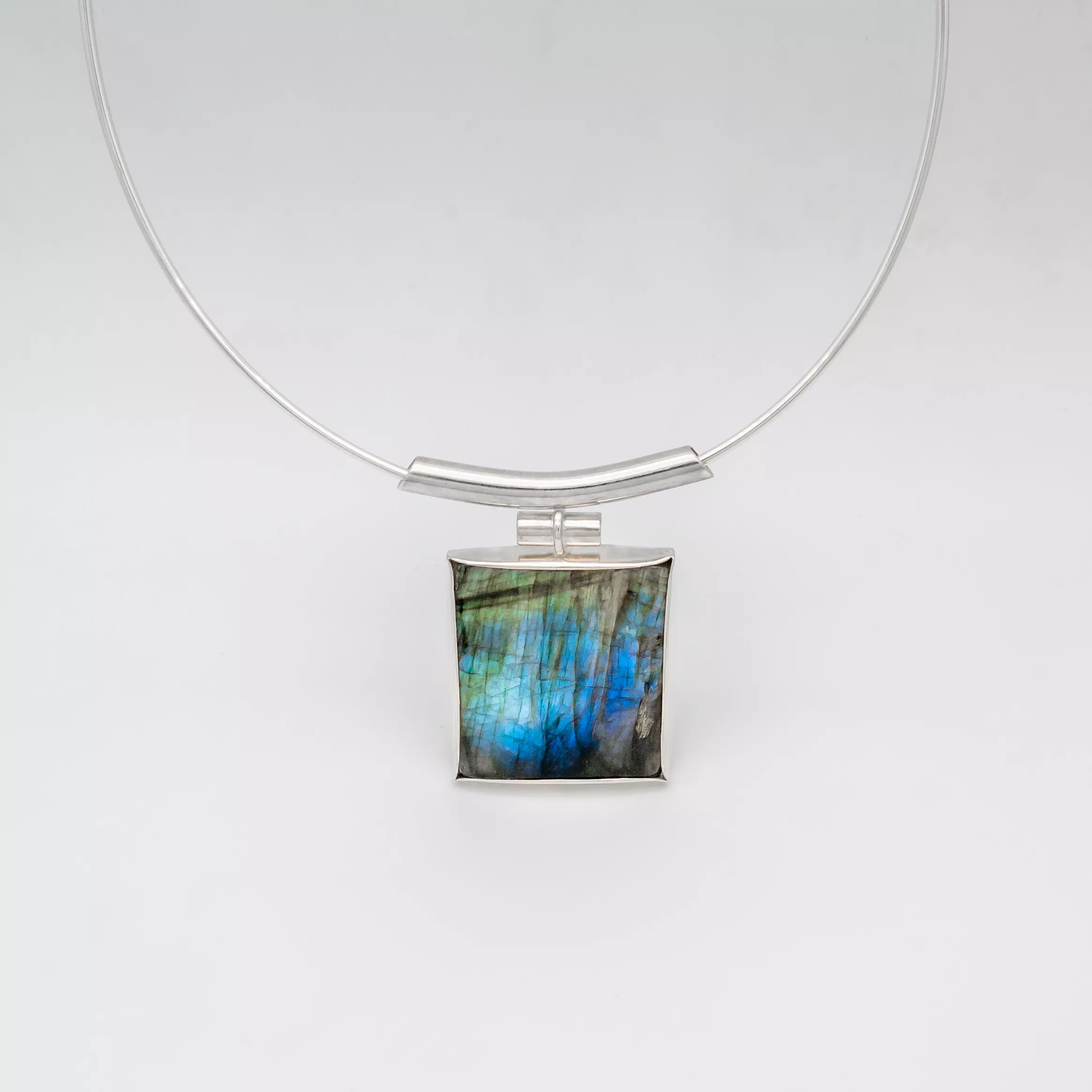 Collier en argent et labradorite de l'atelier Hashka Fusion. Pièce unique forgée à la main.