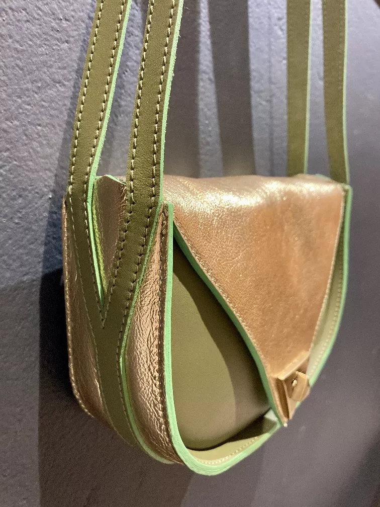 Présentation d'un sac modèle unique en cuir bovin vert printemps et or