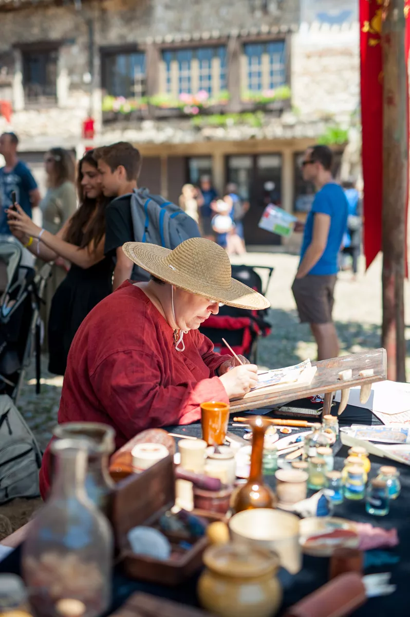 Démonstration historique sur la Place de la Cité médiévale de Pérouges en 2017