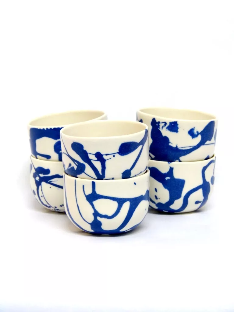 Petites tasses bleu à café. Porcelaine