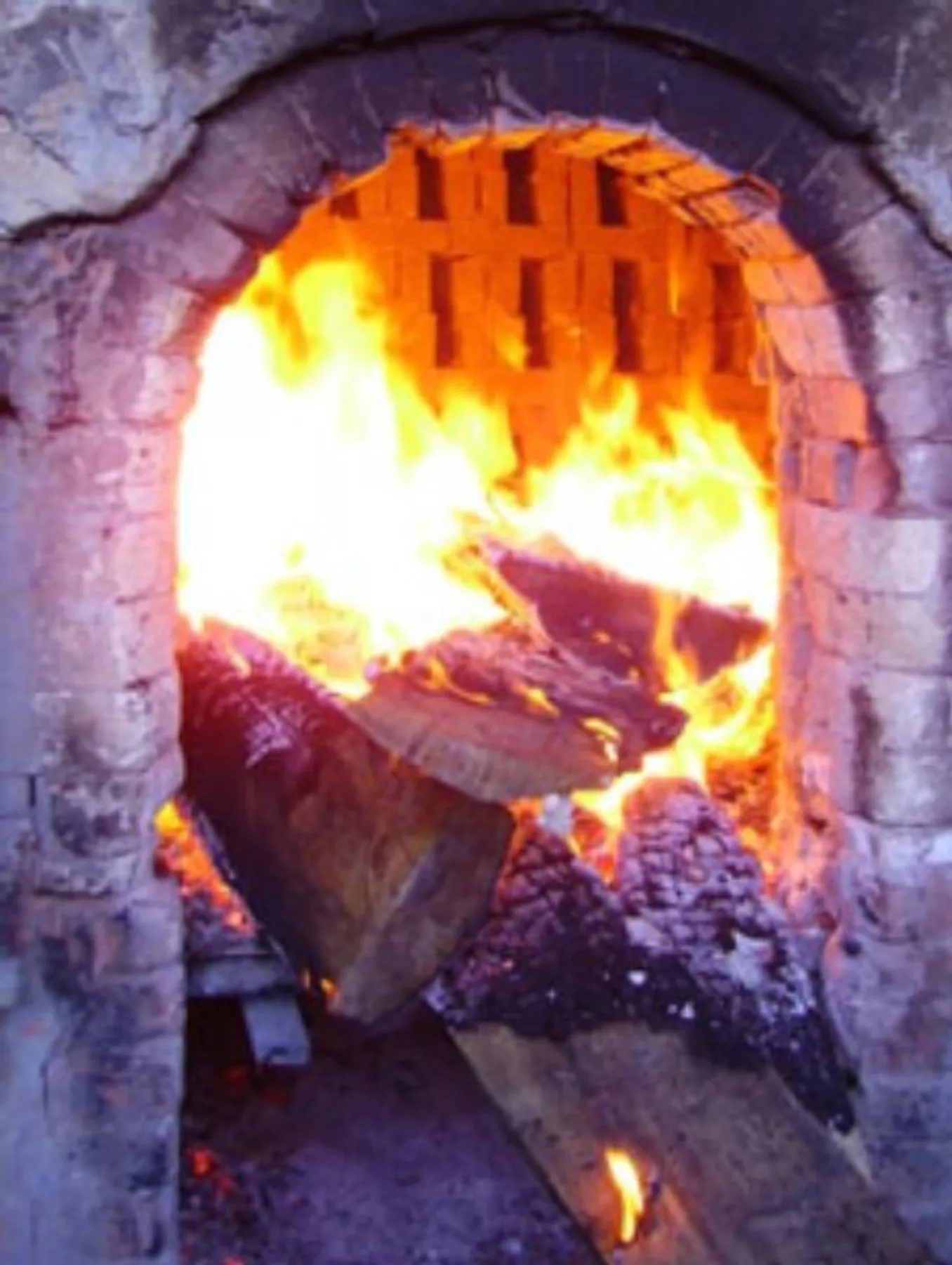 Cuisson au feu de bois, alandier du four de 1868 en cours de cuisson