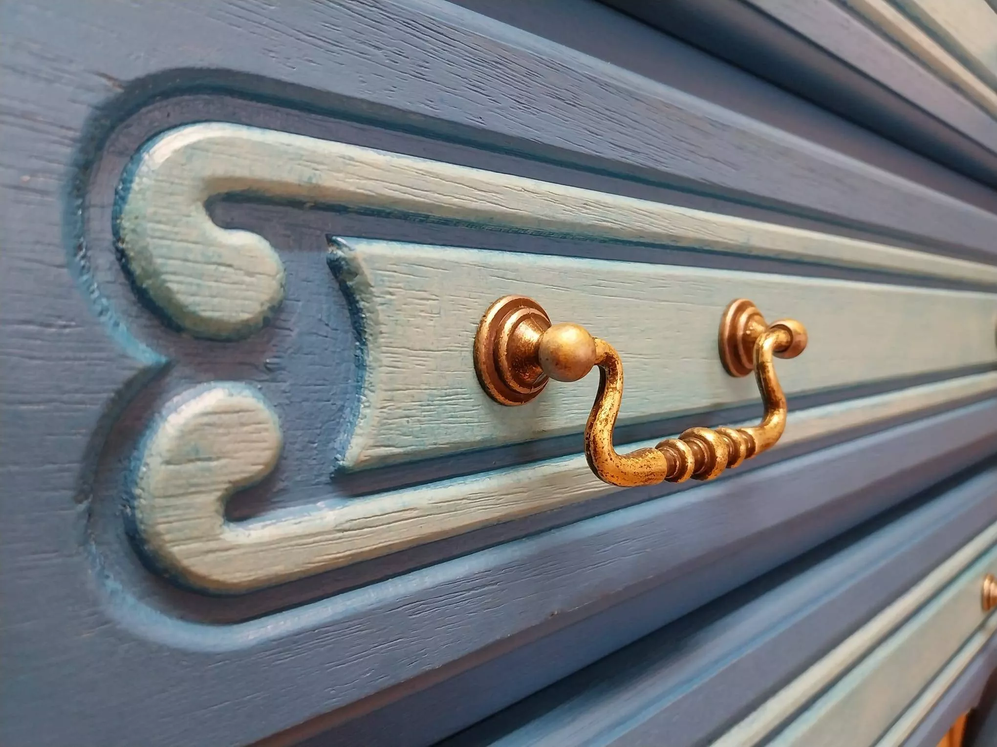 Détail d'une commode Régence en camaïeu de bleu.