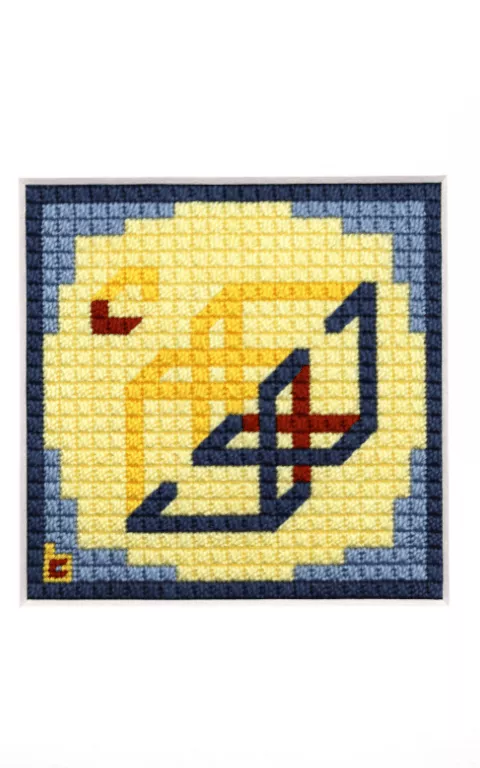 Tapisserie à l'aiguille : cubes jaune, bleu et rouge sur rond jaune clair dans un carré bleu.