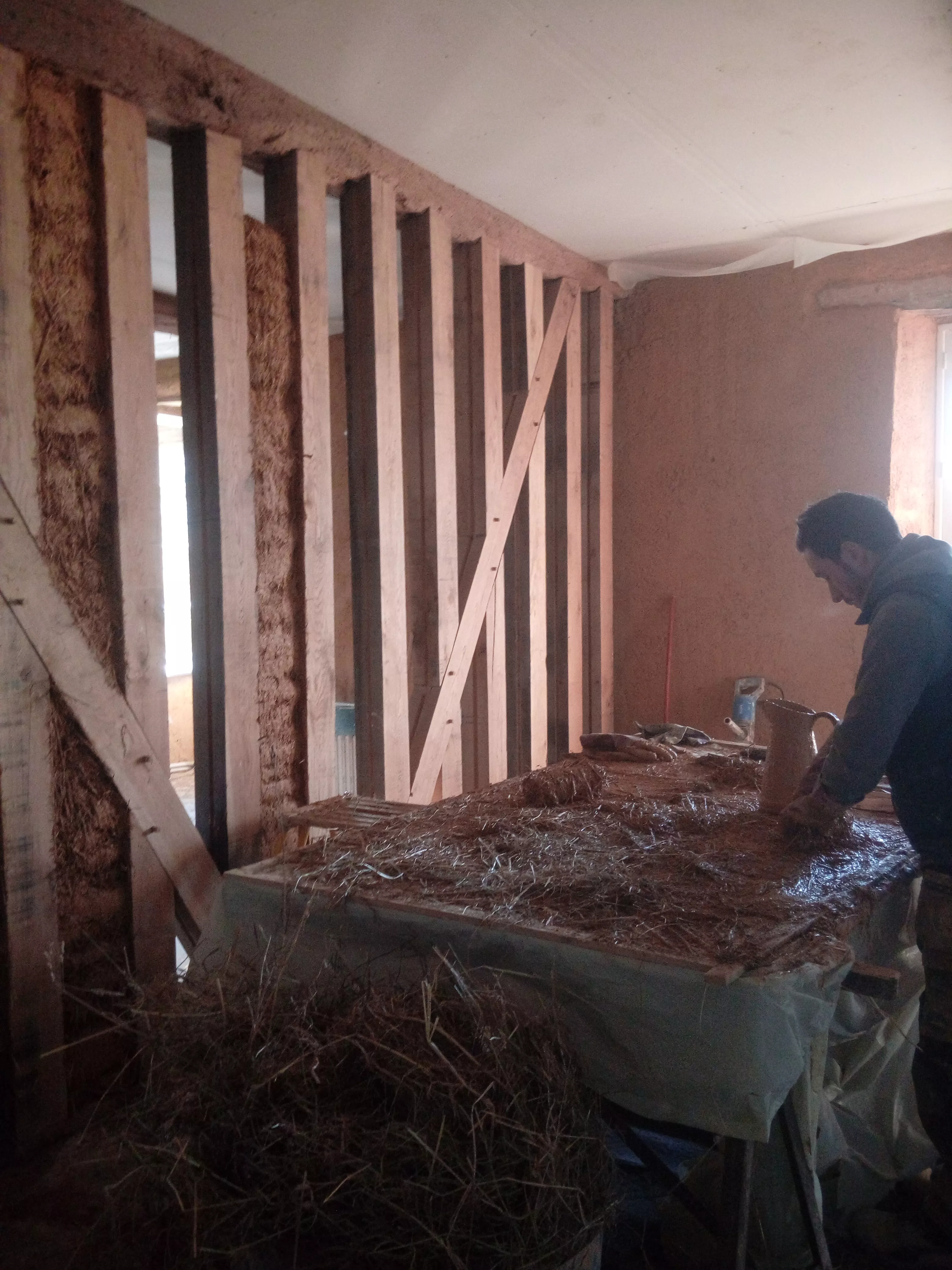 atelier de confection de quenouilles sur chantier pour remplissage de pan de bois. barbotine et 