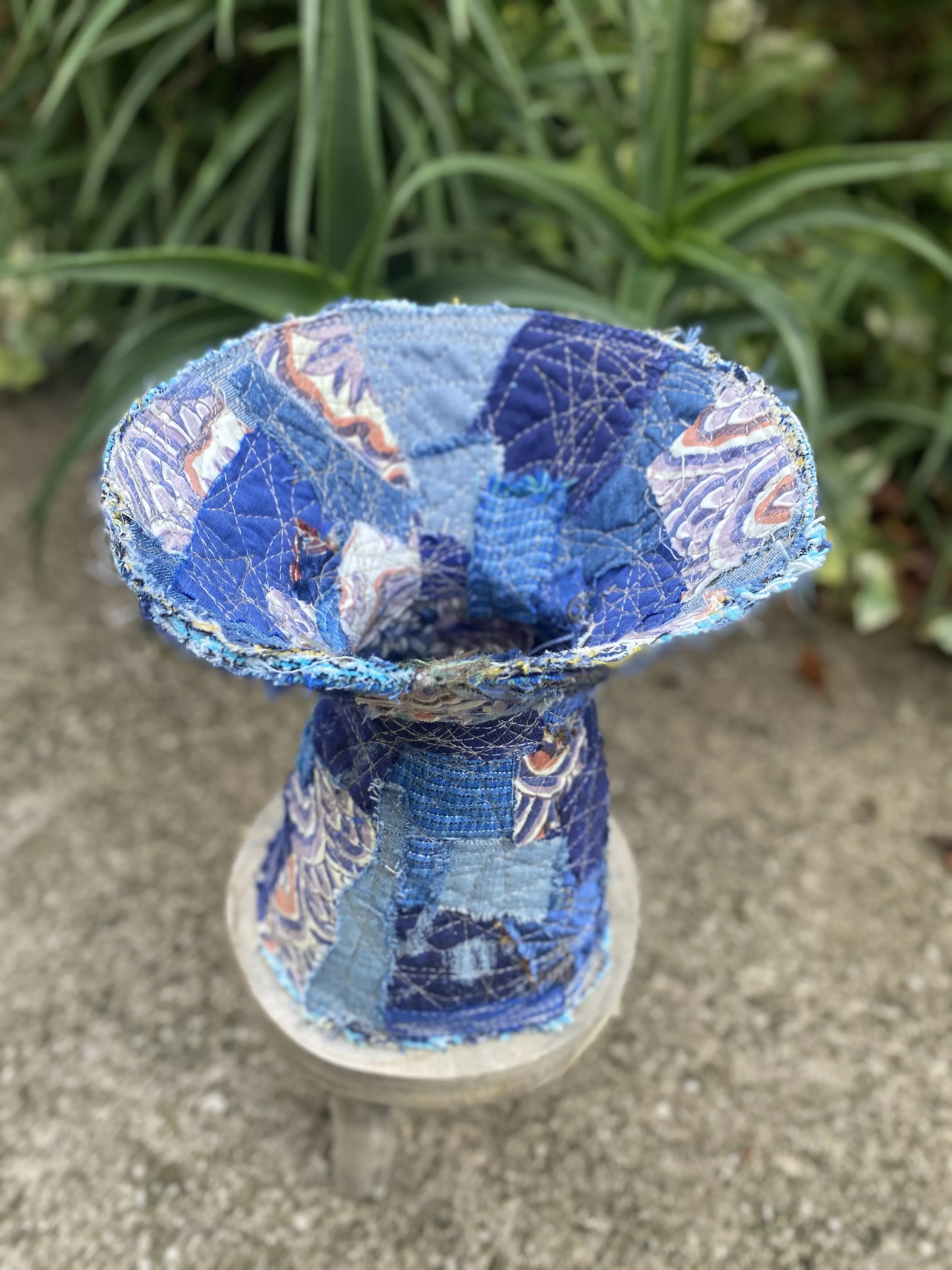 Vase en textile dans un camaïeu de bleus