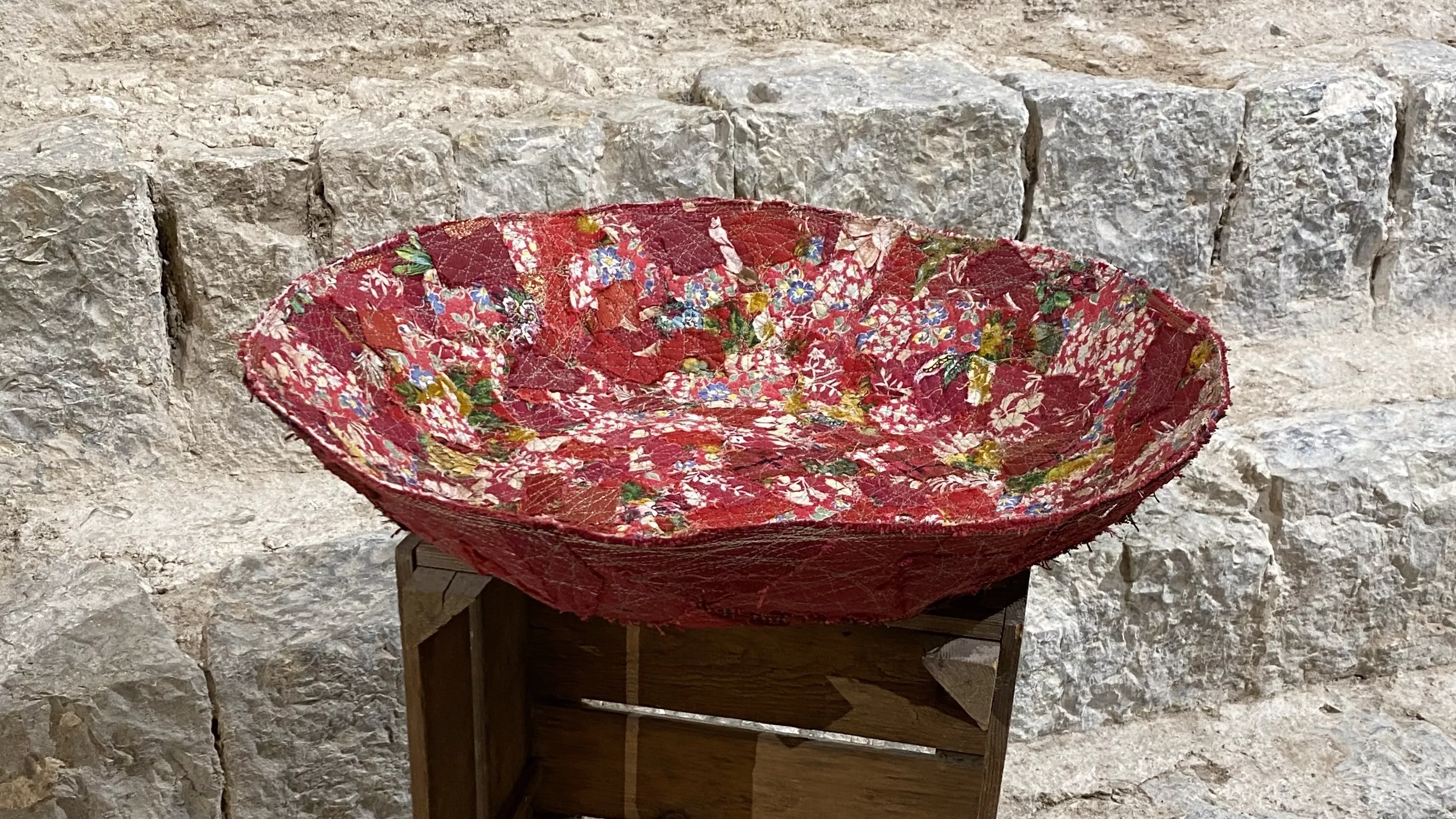 Grande vasque en textile dans un camaïeu de rouge 